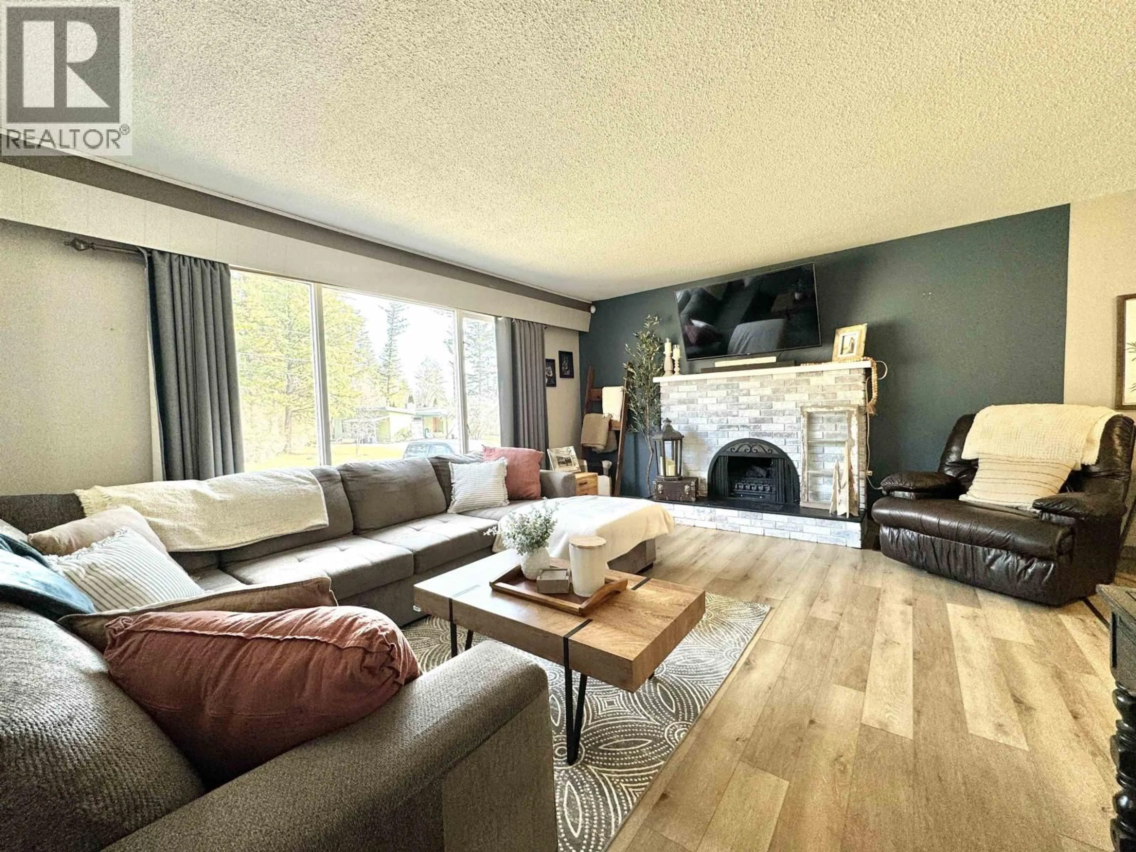 Living room with furniture, wood/laminate floor for 1175 PIGEON AVENUE, Williams Lake British Columbia V2G2C2