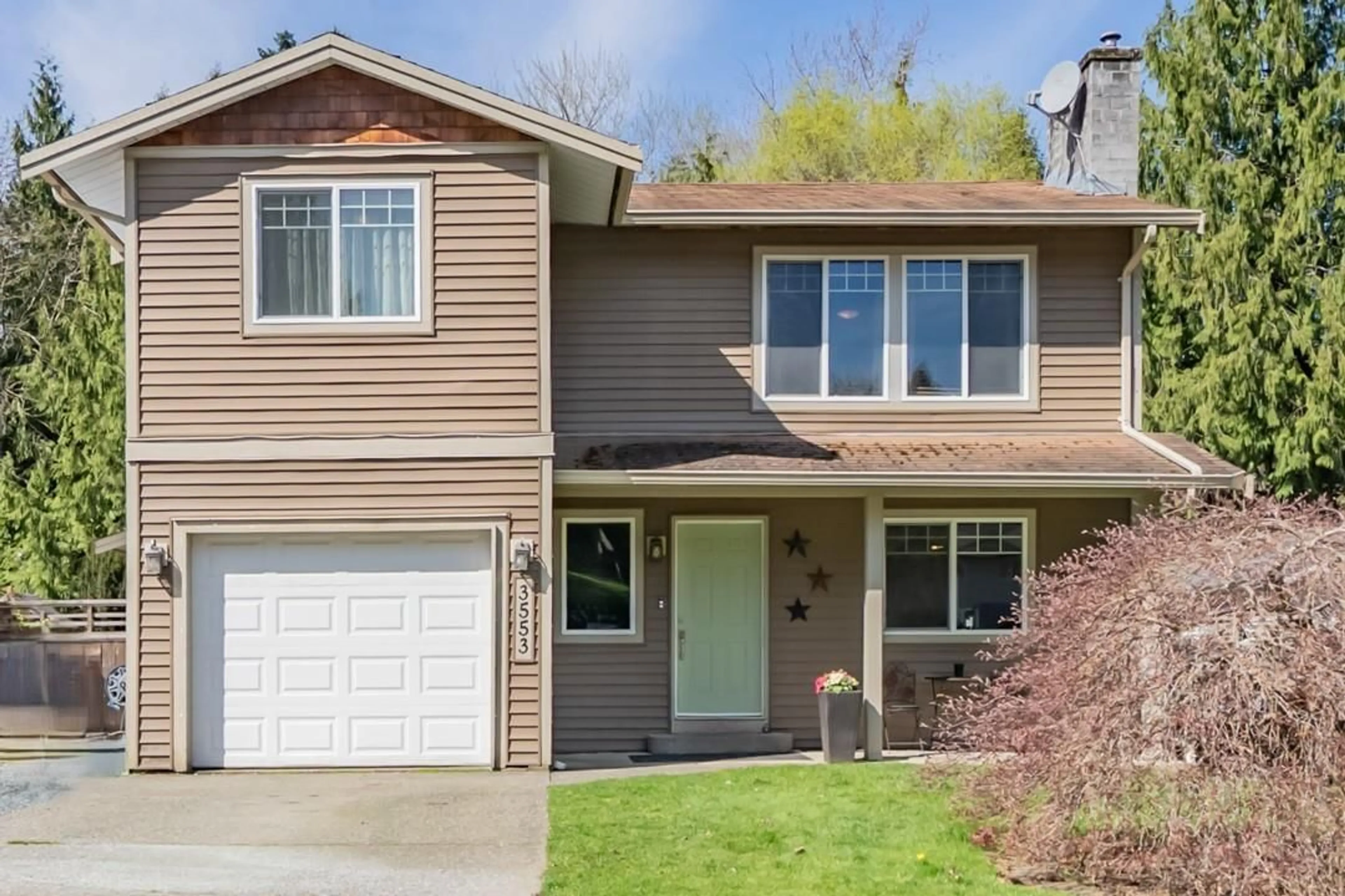 Home with vinyl exterior material, street for 3553 MONASHEE STREET, Abbotsford British Columbia V2S7H4