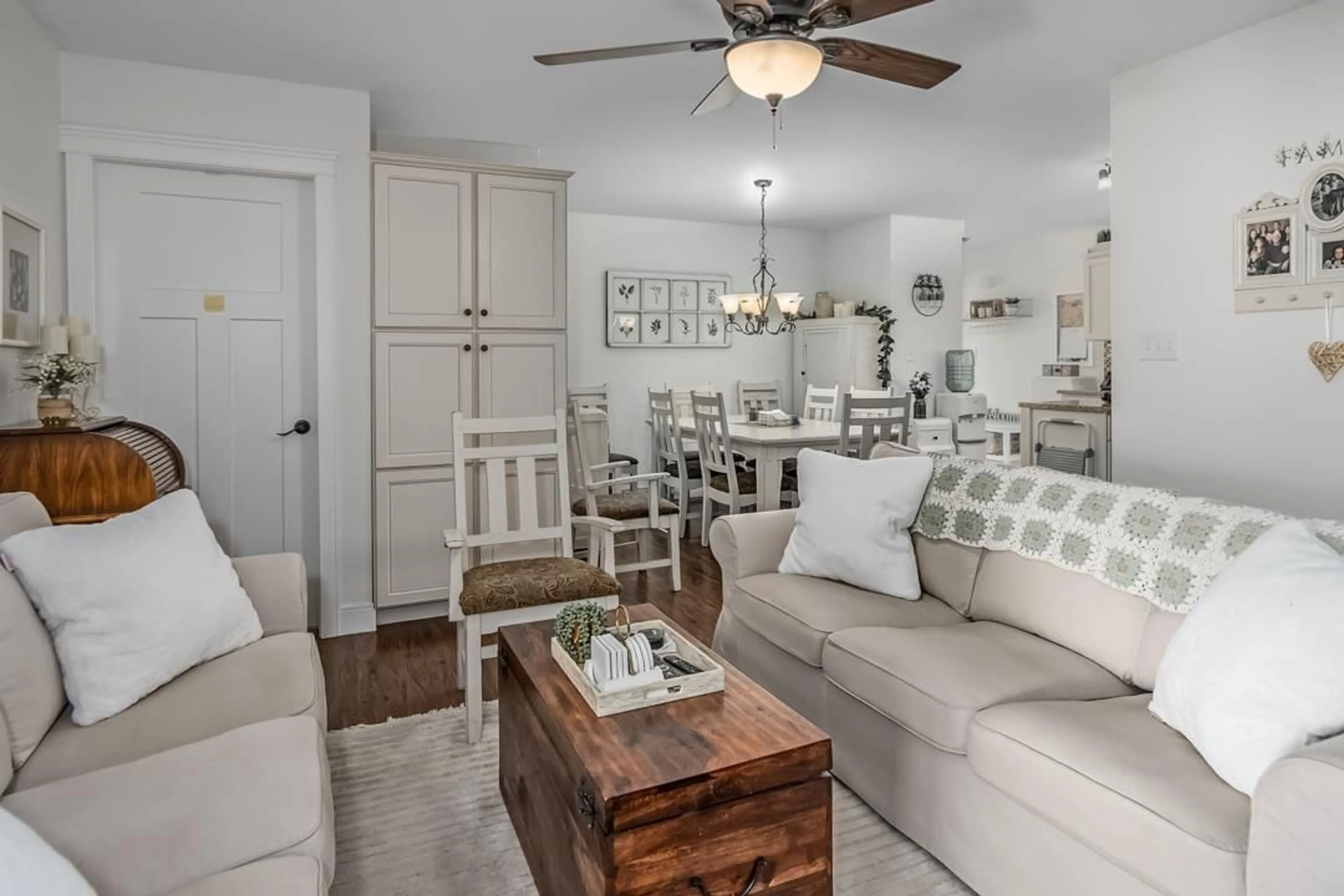 Living room with furniture, unknown for 3553 MONASHEE STREET, Abbotsford British Columbia V2S7H4