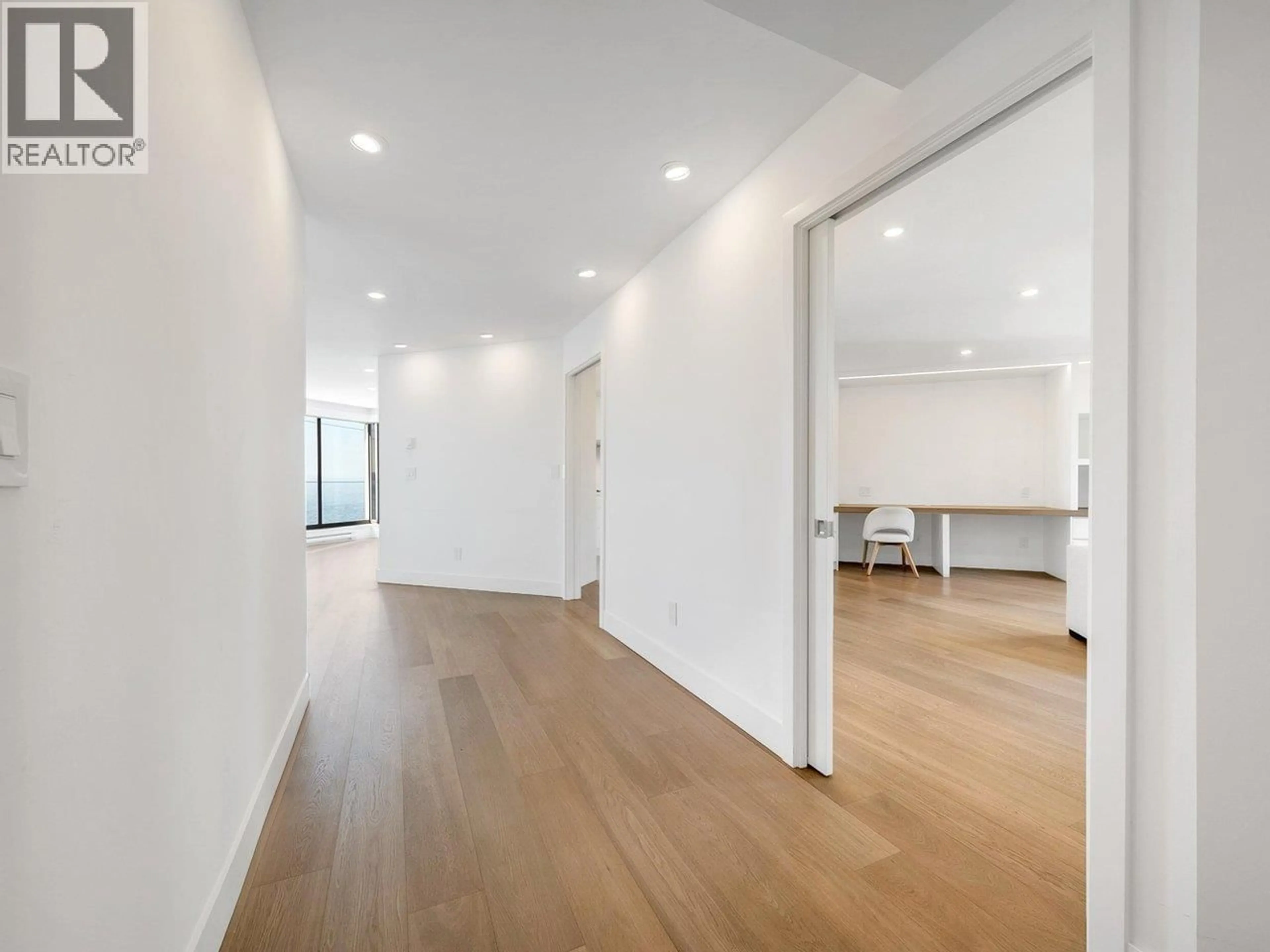 Indoor foyer for 203 - 2190 ARGYLE AVENUE, West Vancouver British Columbia V7V1A4