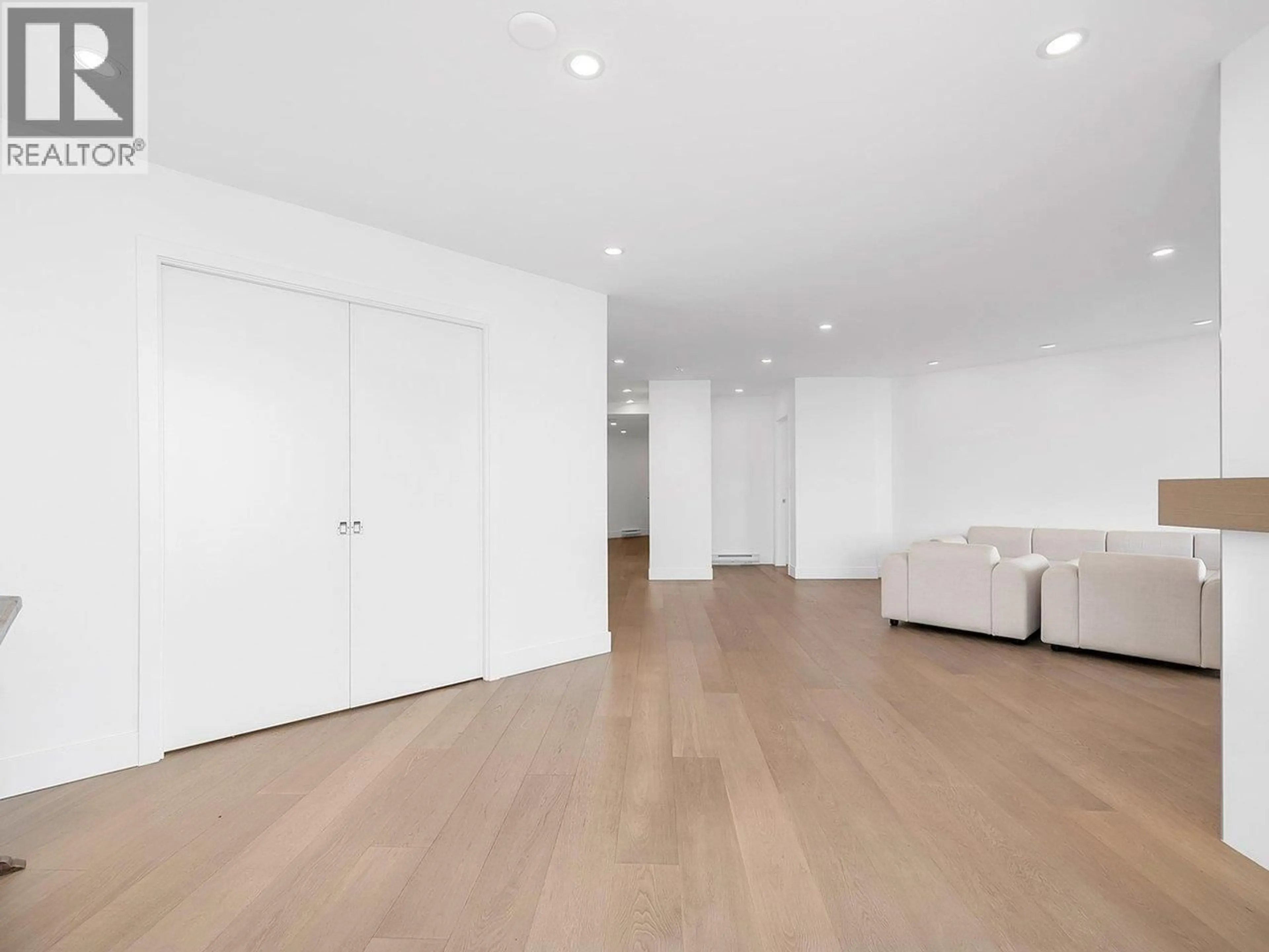 Indoor foyer for 203 - 2190 ARGYLE AVENUE, West Vancouver British Columbia V7V1A4