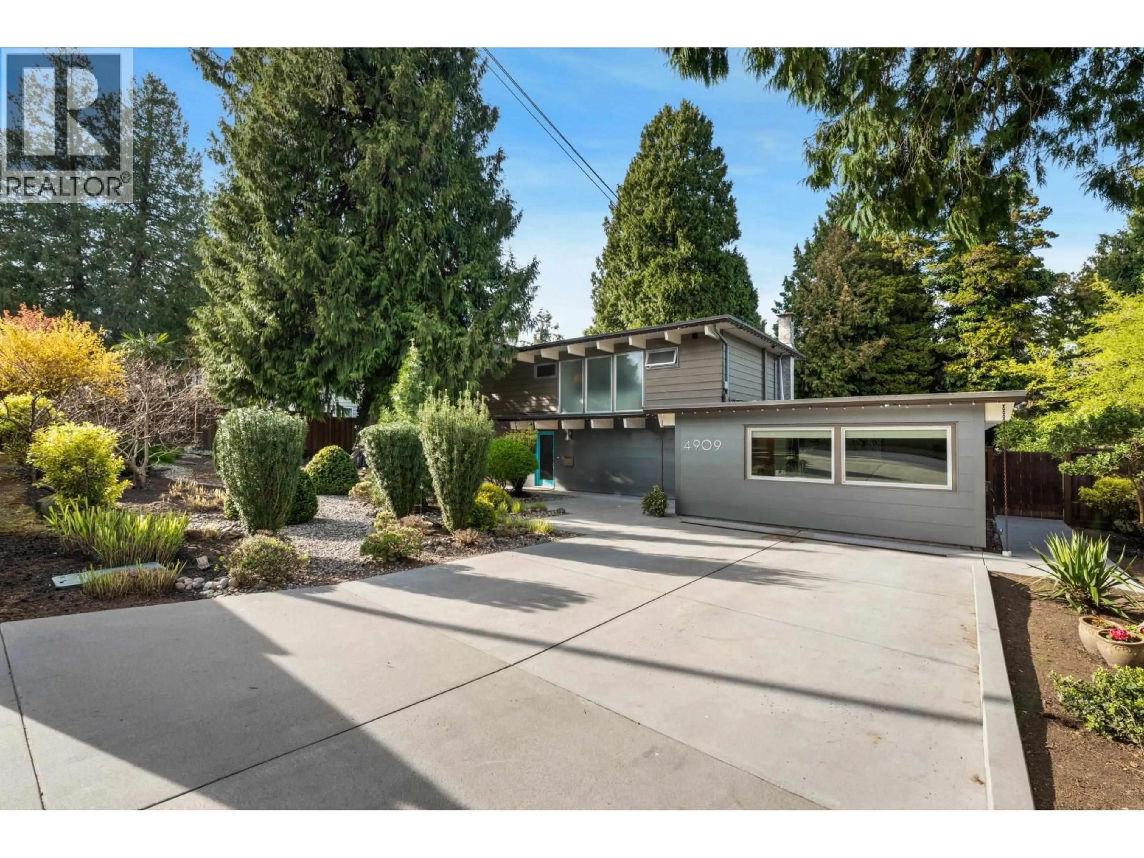 A pic from outside/outdoor area/front of a property/back of a property/a pic from drone, street for 4909 8A AVENUE, Delta British Columbia V4M1S8