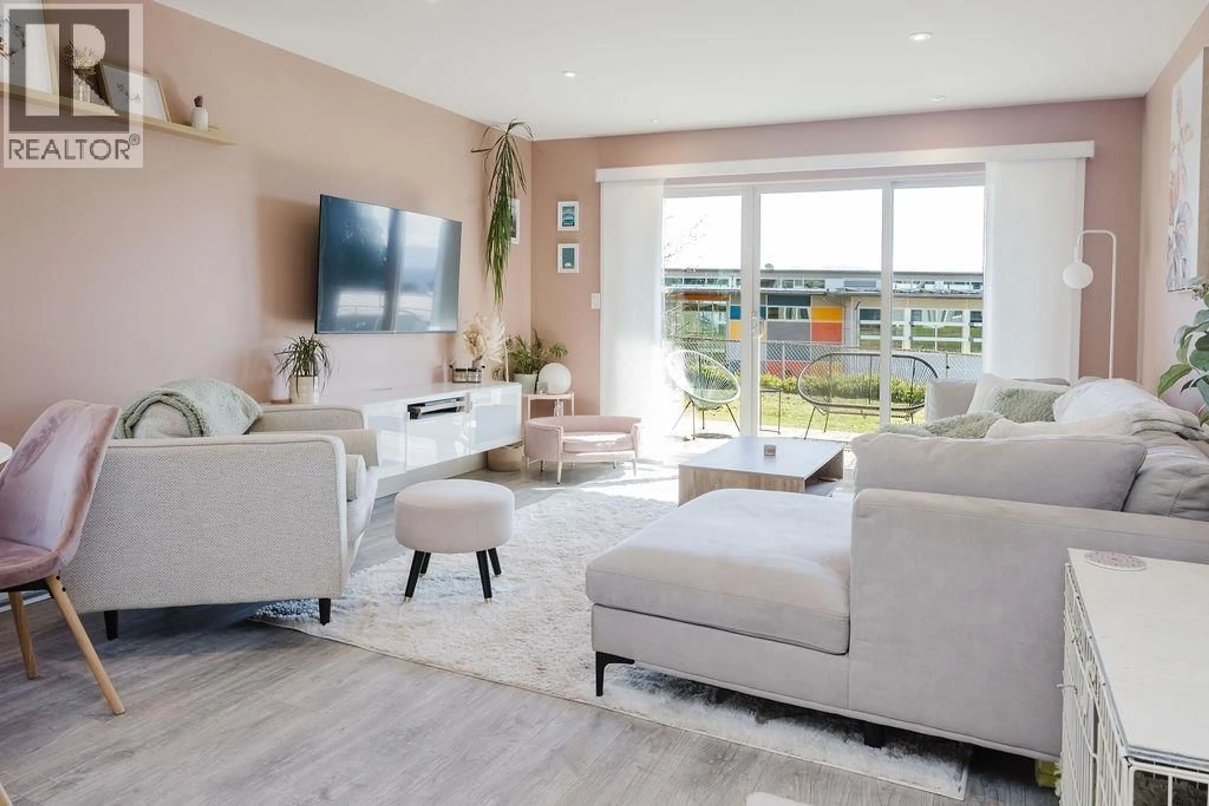 Living room with furniture, unknown for 1 - 622 FARNHAM ROAD, Gibsons British Columbia V0N1V8