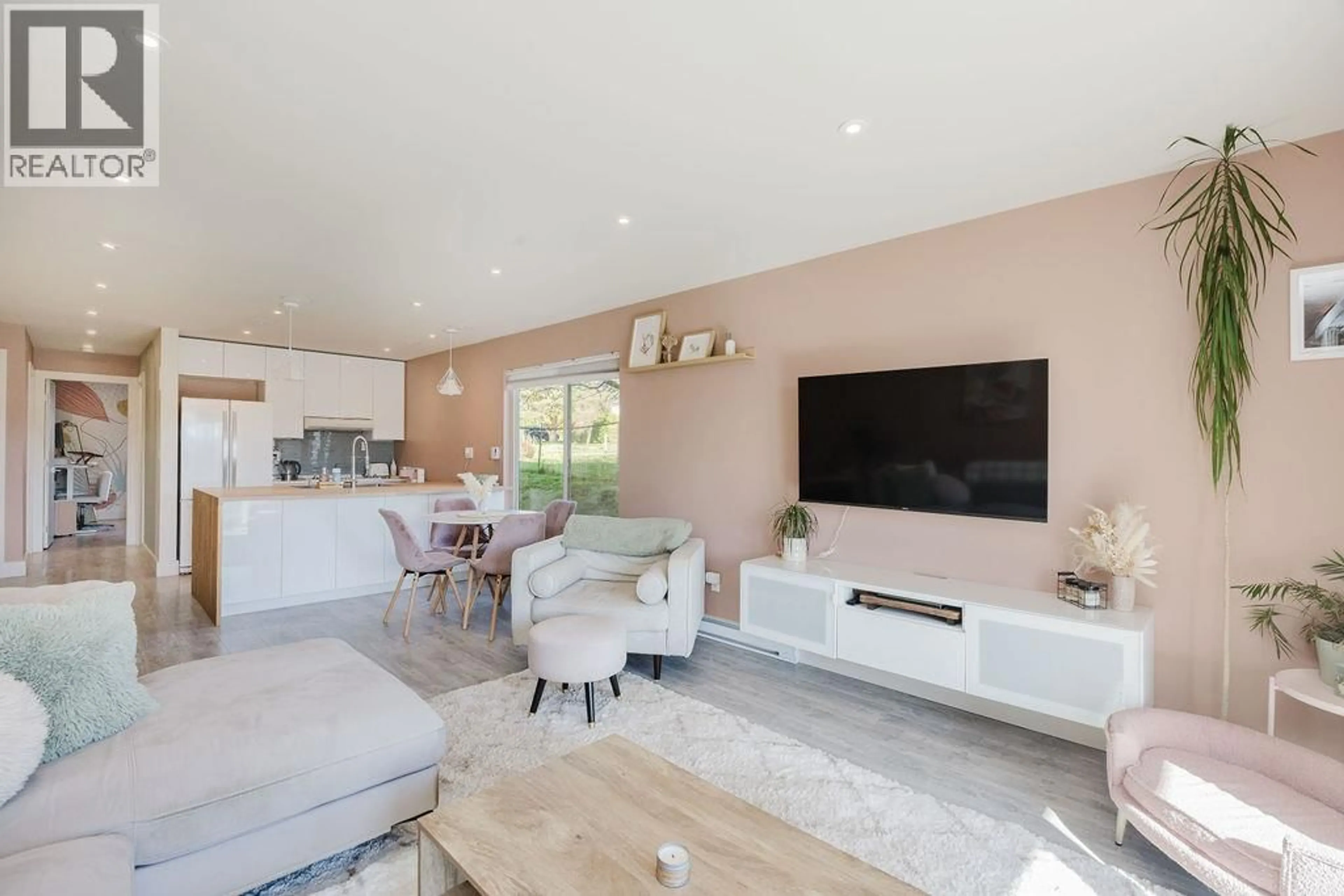 Living room with furniture, unknown for 1 - 622 FARNHAM ROAD, Gibsons British Columbia V0N1V8