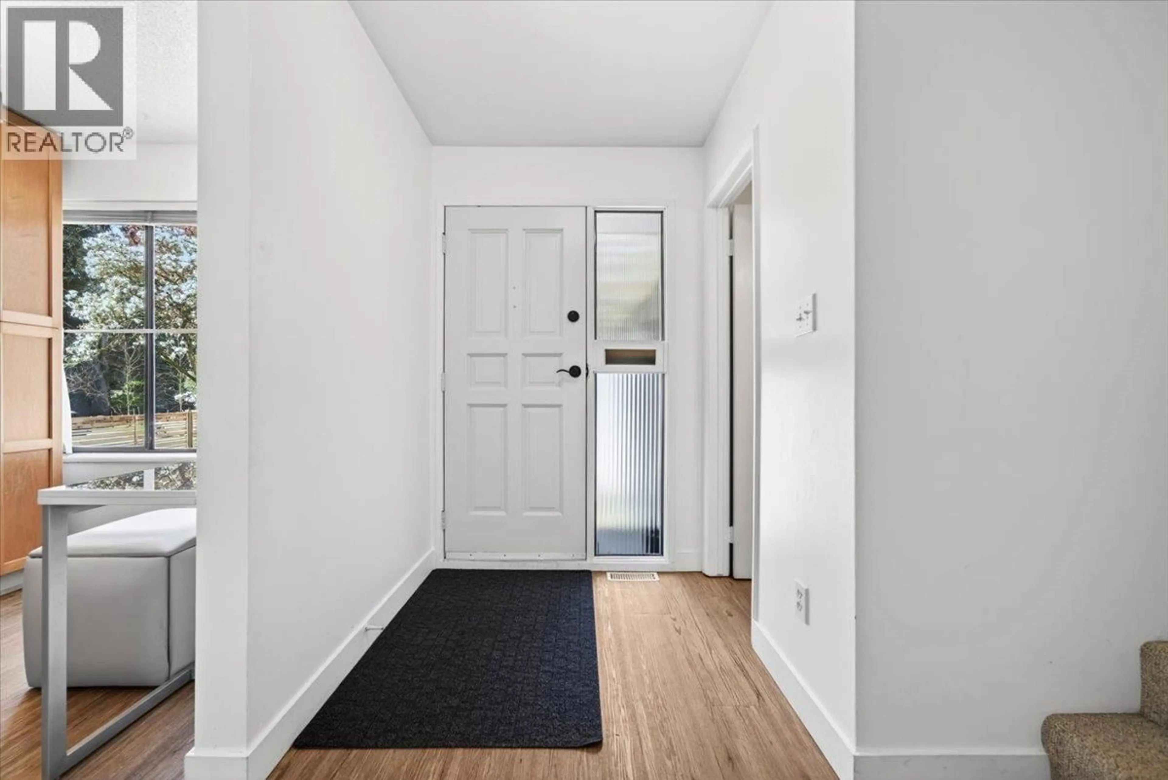 Indoor entryway for 3848 GARDEN GROVE DRIVE, Burnaby British Columbia V5G4A7