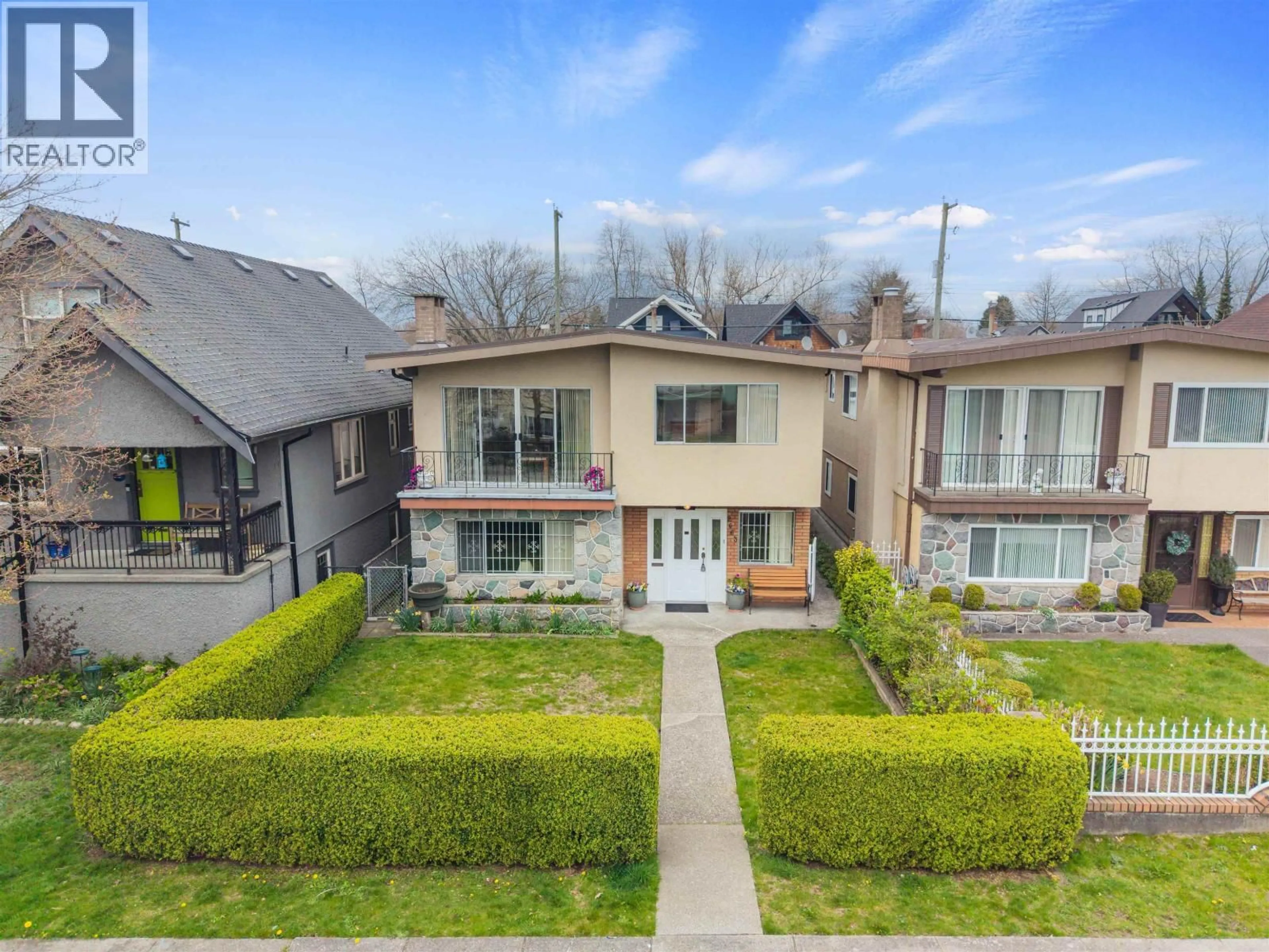 A pic from outside/outdoor area/front of a property/back of a property/a pic from drone, street for 2663 DUNDAS STREET, Vancouver British Columbia V5K1R1