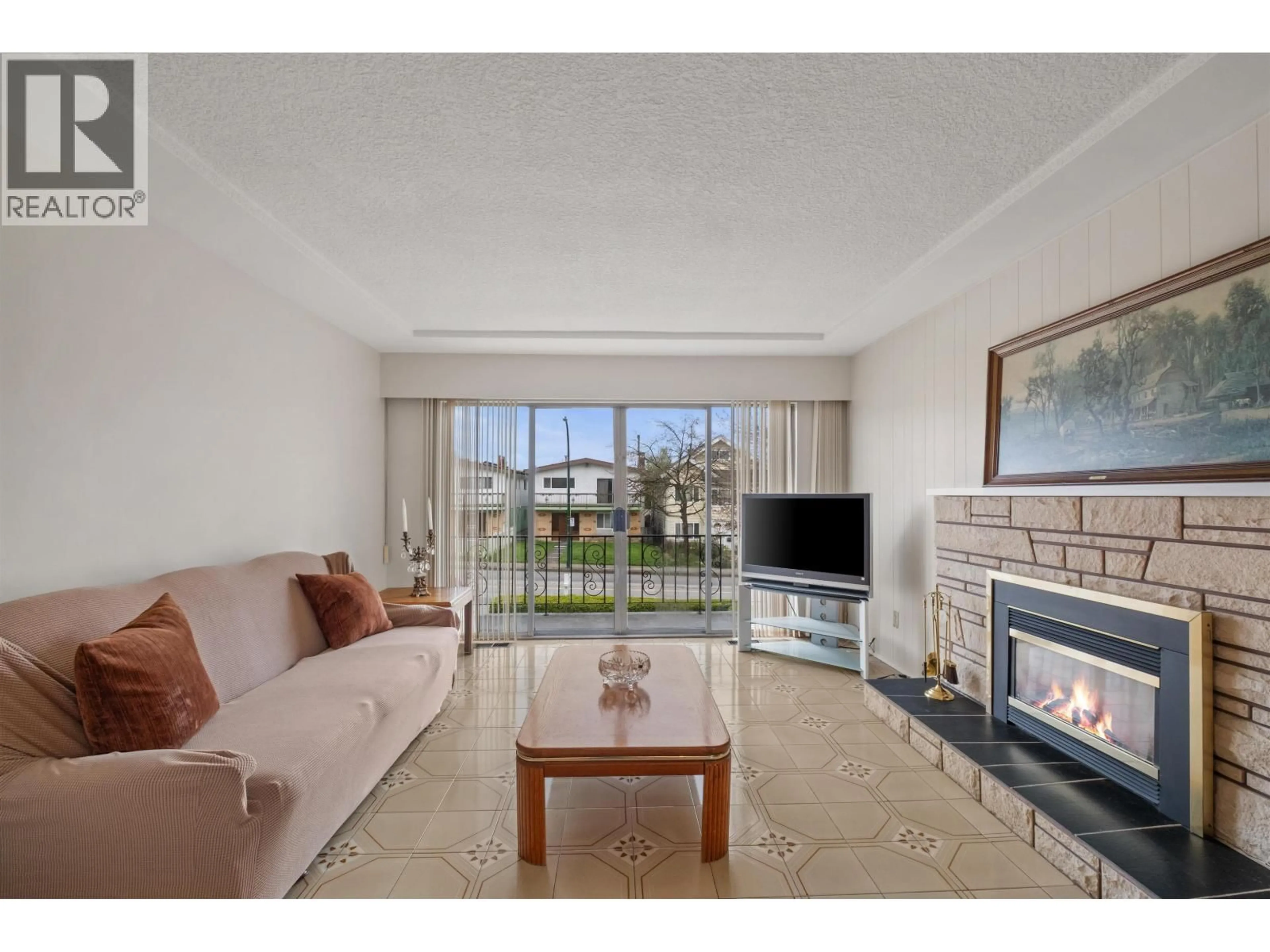 Living room with furniture, unknown for 2663 DUNDAS STREET, Vancouver British Columbia V5K1R1