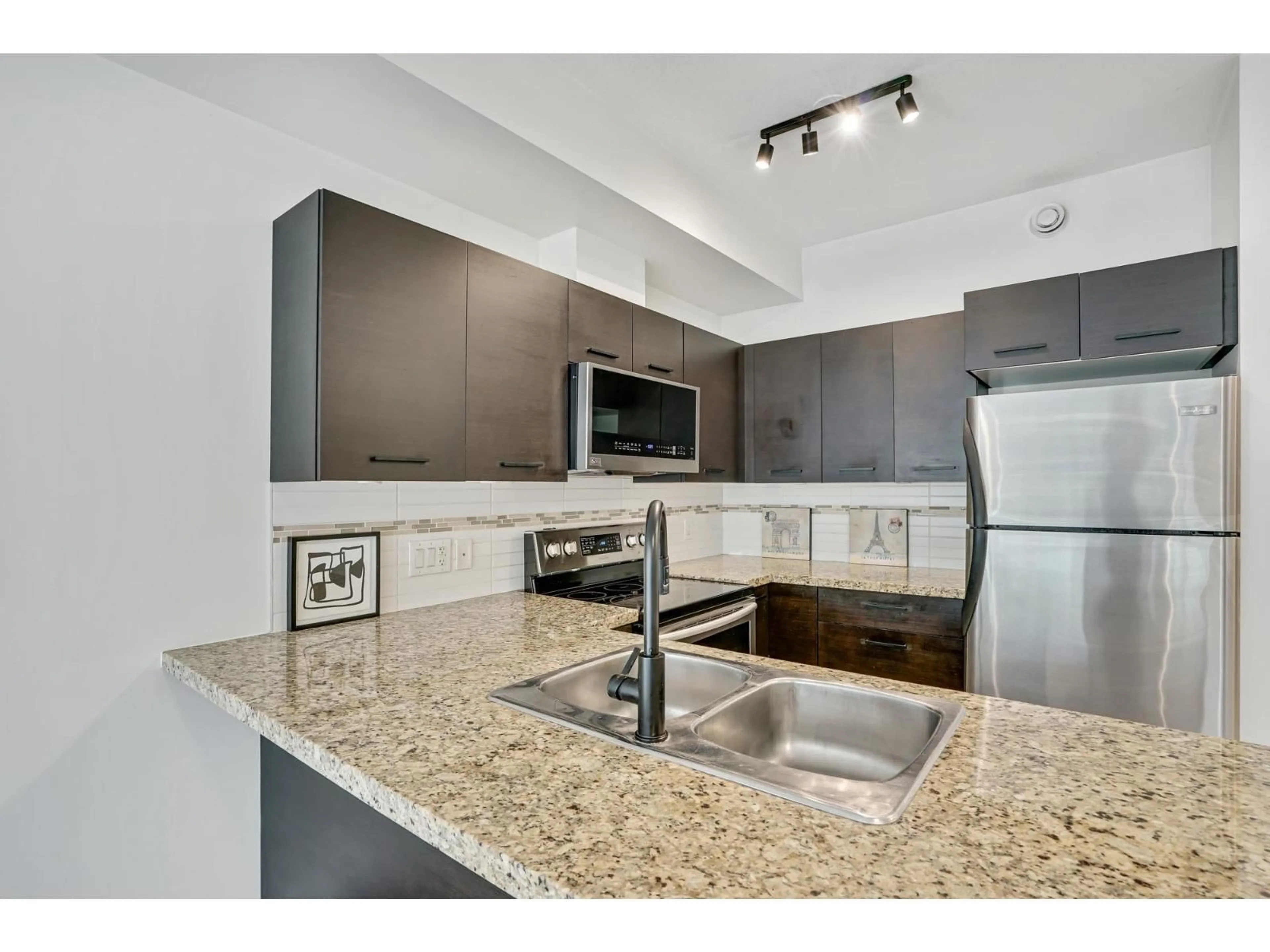 Standard kitchen, unknown for 109 - 33539 HOLLAND AVENUE, Abbotsford British Columbia V2S0C6