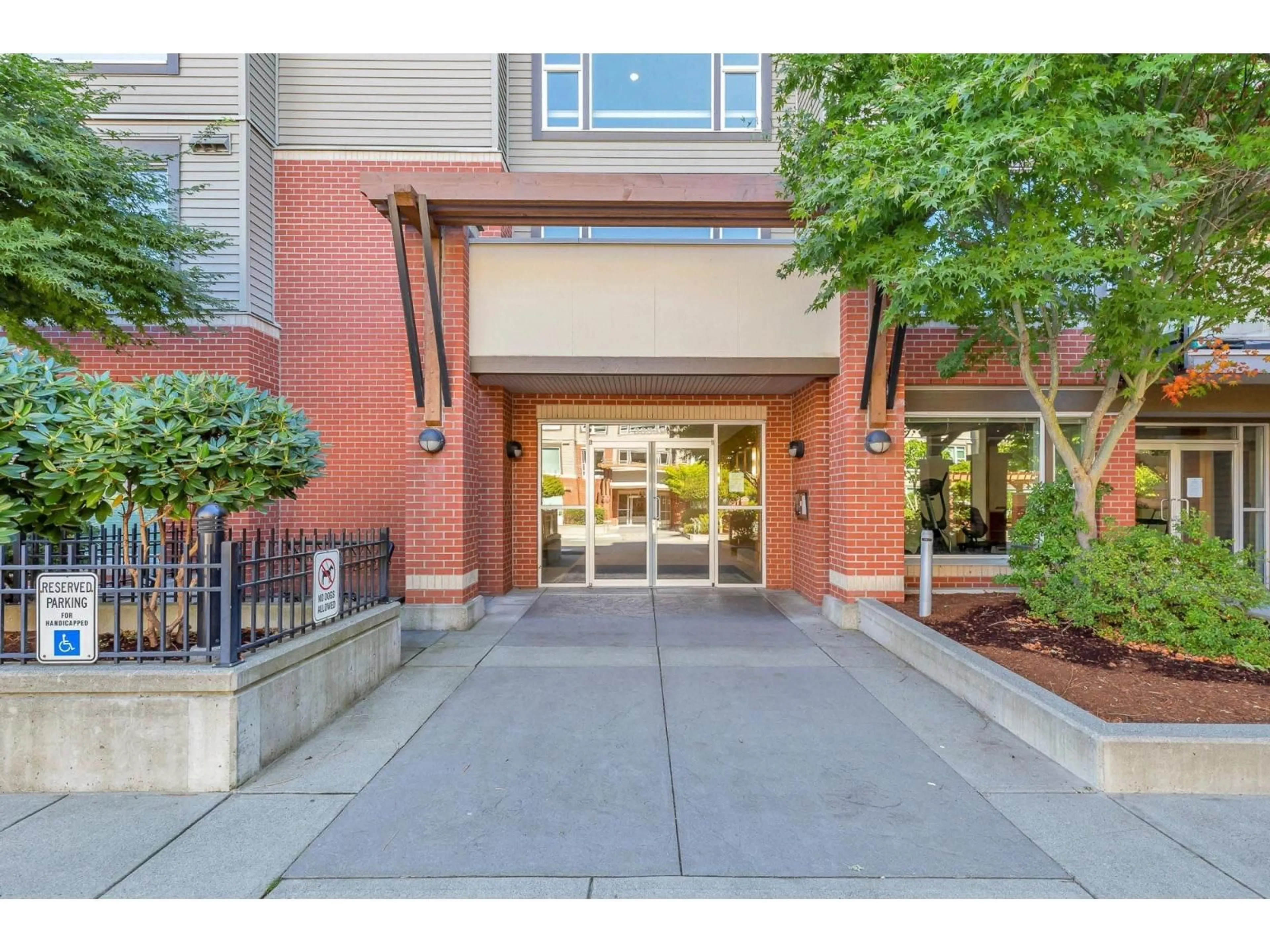 Indoor foyer for 109 - 33539 HOLLAND AVENUE, Abbotsford British Columbia V2S0C6