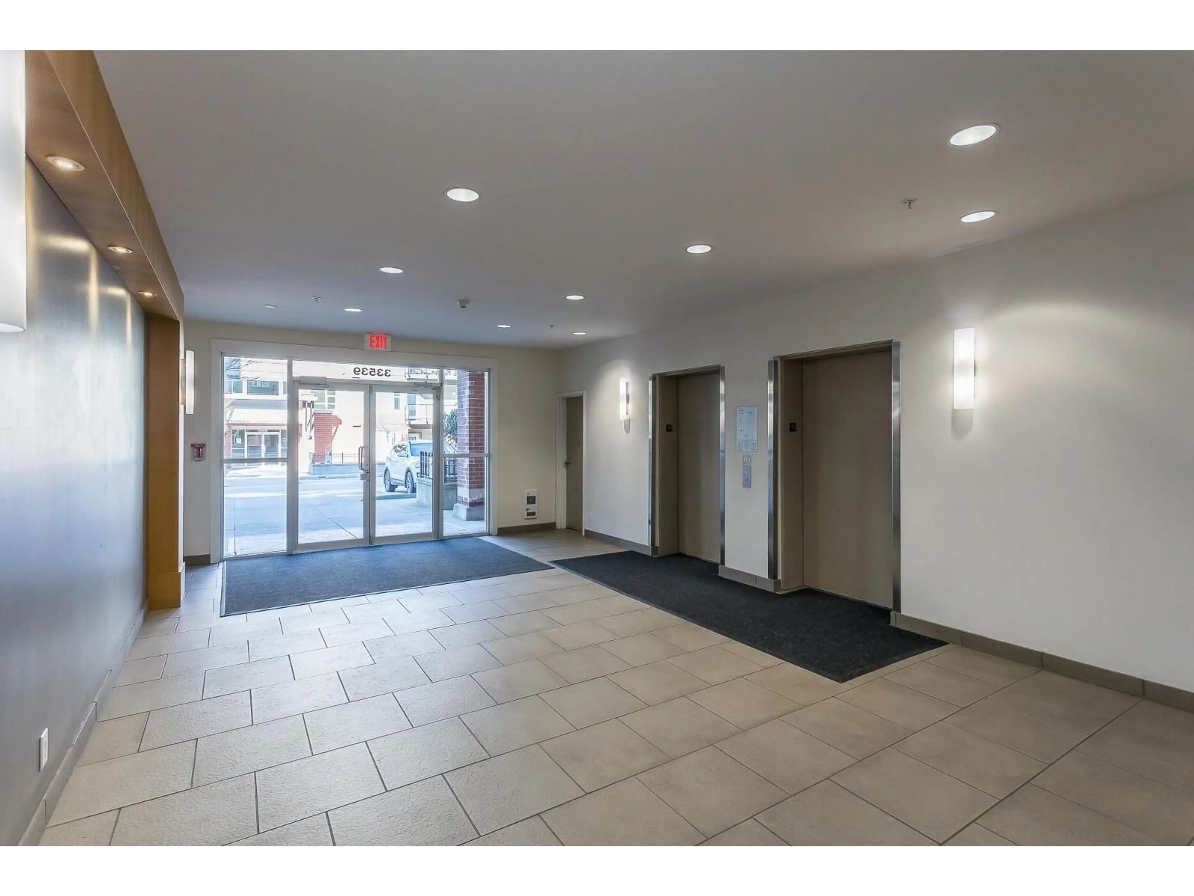 Indoor foyer for 109 - 33539 HOLLAND AVENUE, Abbotsford British Columbia V2S0C6