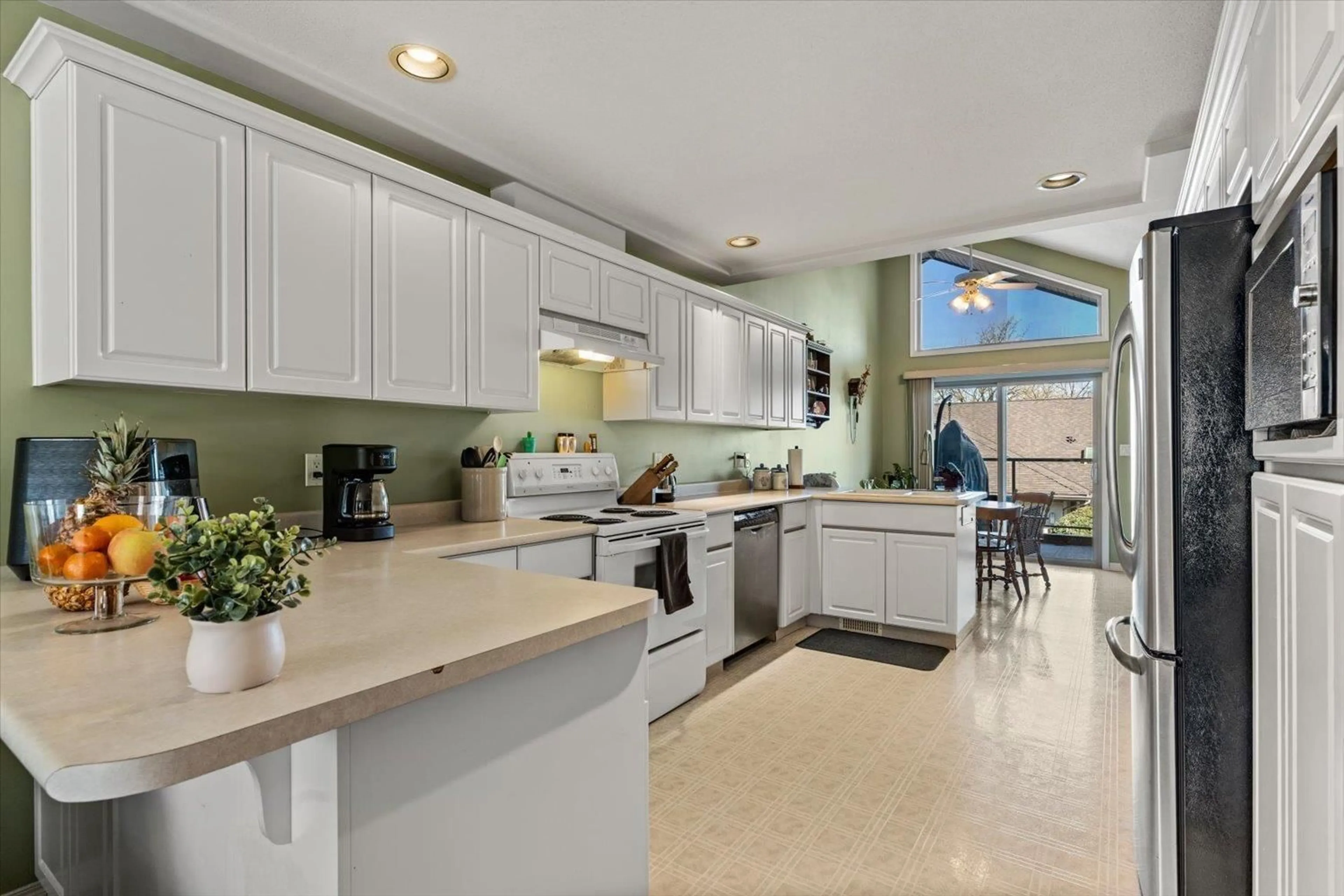 Open concept kitchen, ceramic/tile floor for 16 - 3555 BLUE JAY STREET, Abbotsford British Columbia V2T6N7