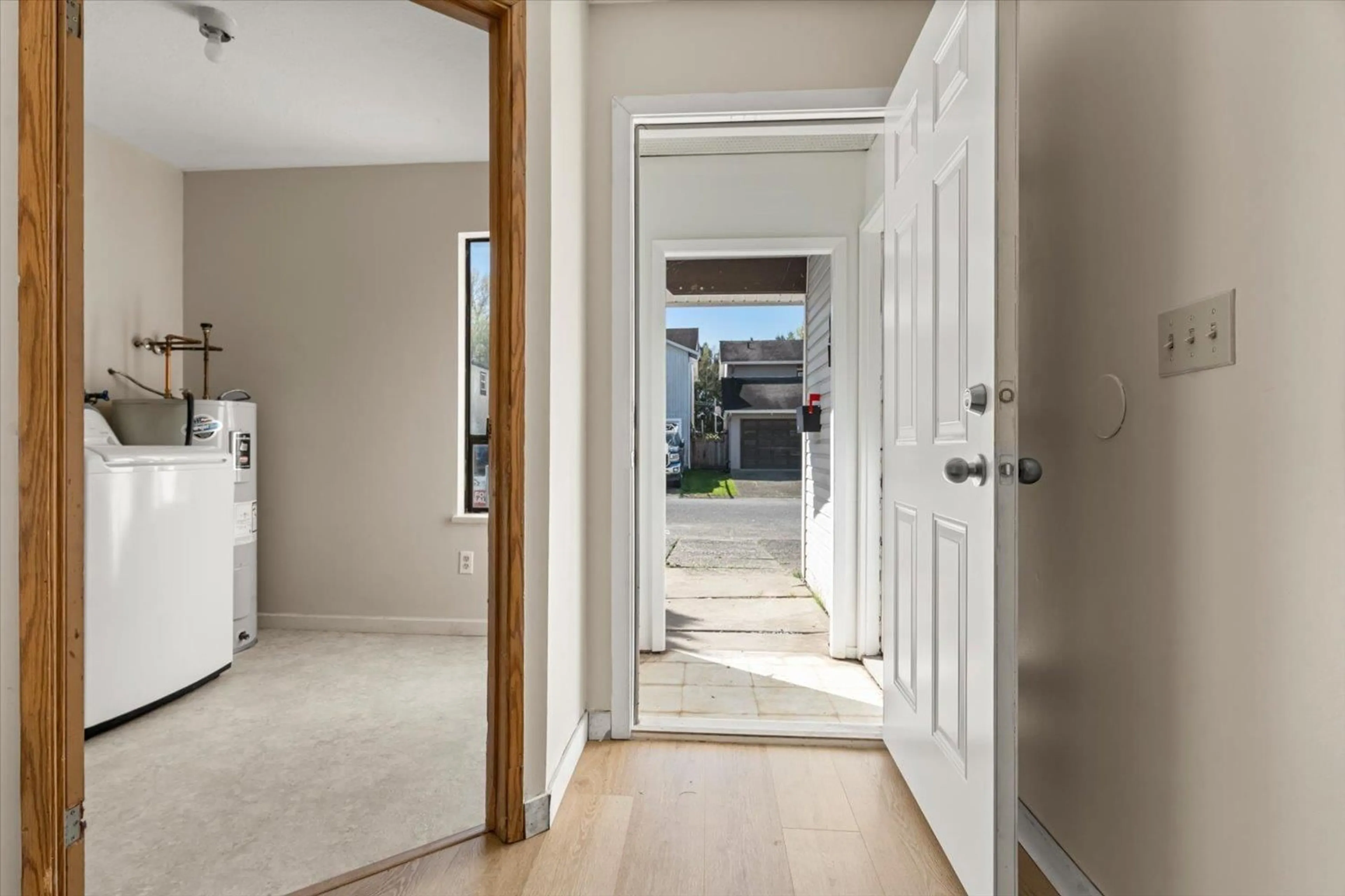 Indoor entryway for 8547 MCCUTCHEON AVENUE, Chilliwack British Columbia V2P7L3