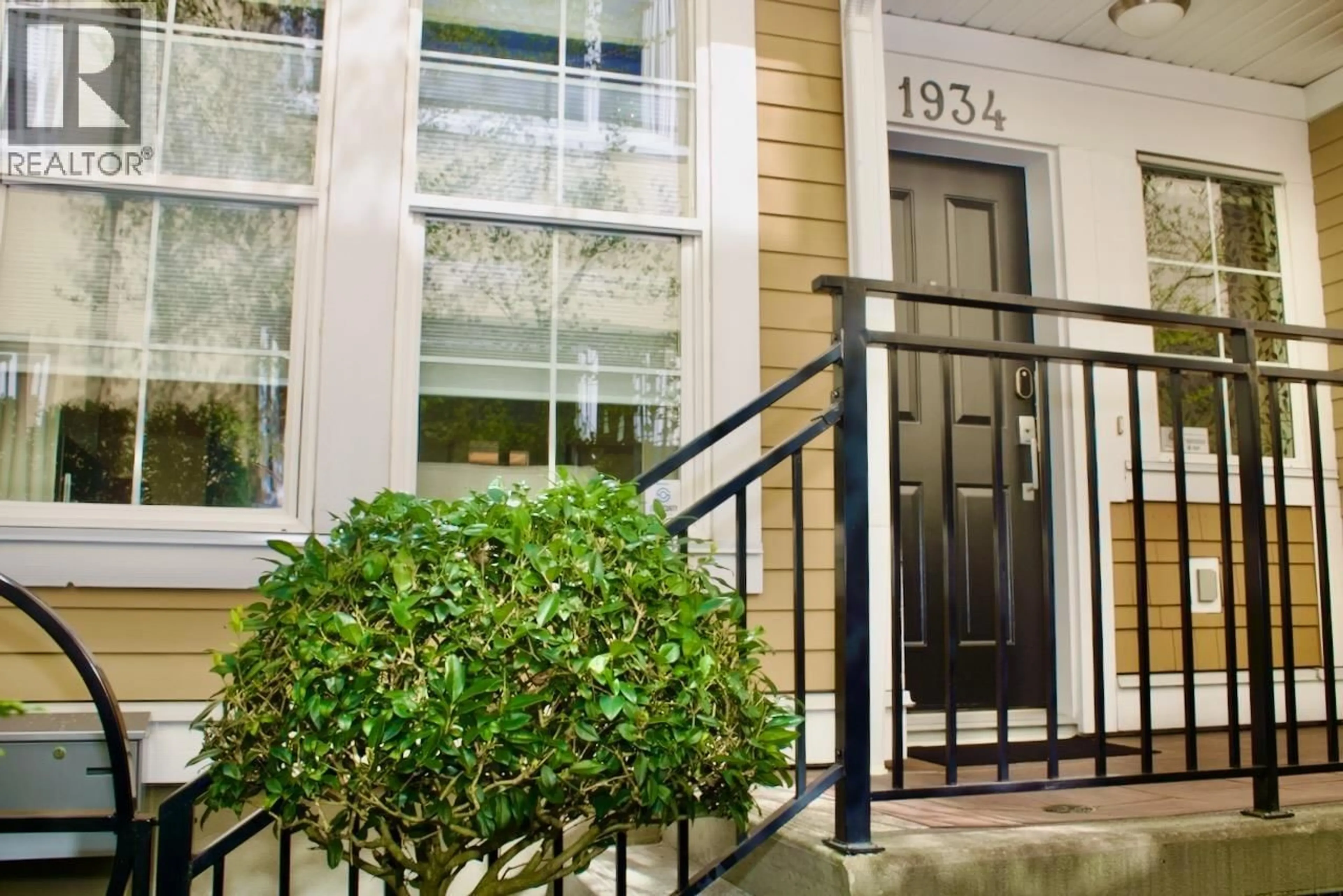 Indoor entryway for 1934 HARO STREET, Vancouver British Columbia V6G1H6