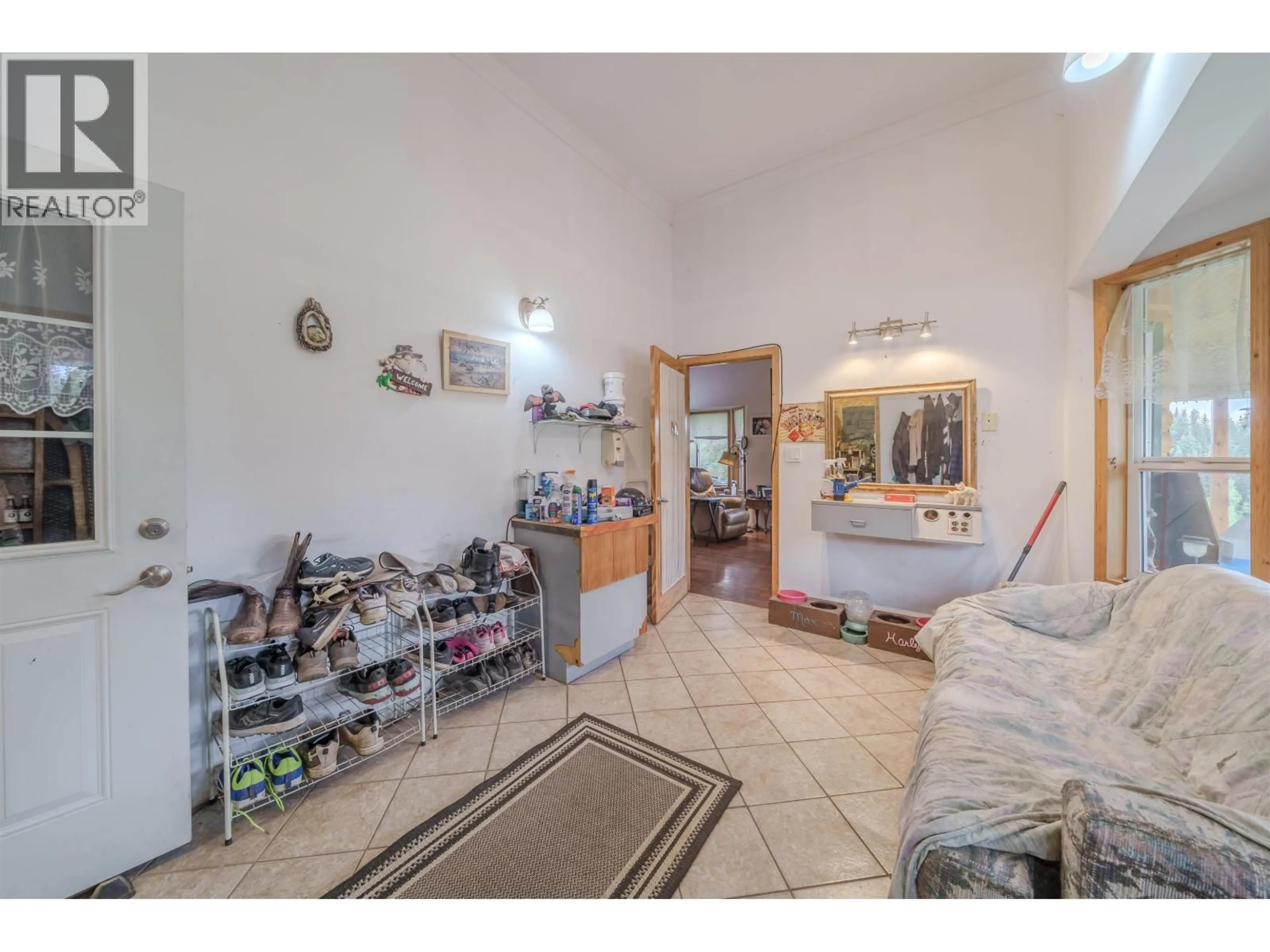 Indoor foyer for 7478 BURGESS ROAD, Deka Lake / Sulphurous / Hathaway Lakes British Columbia V0K1X3