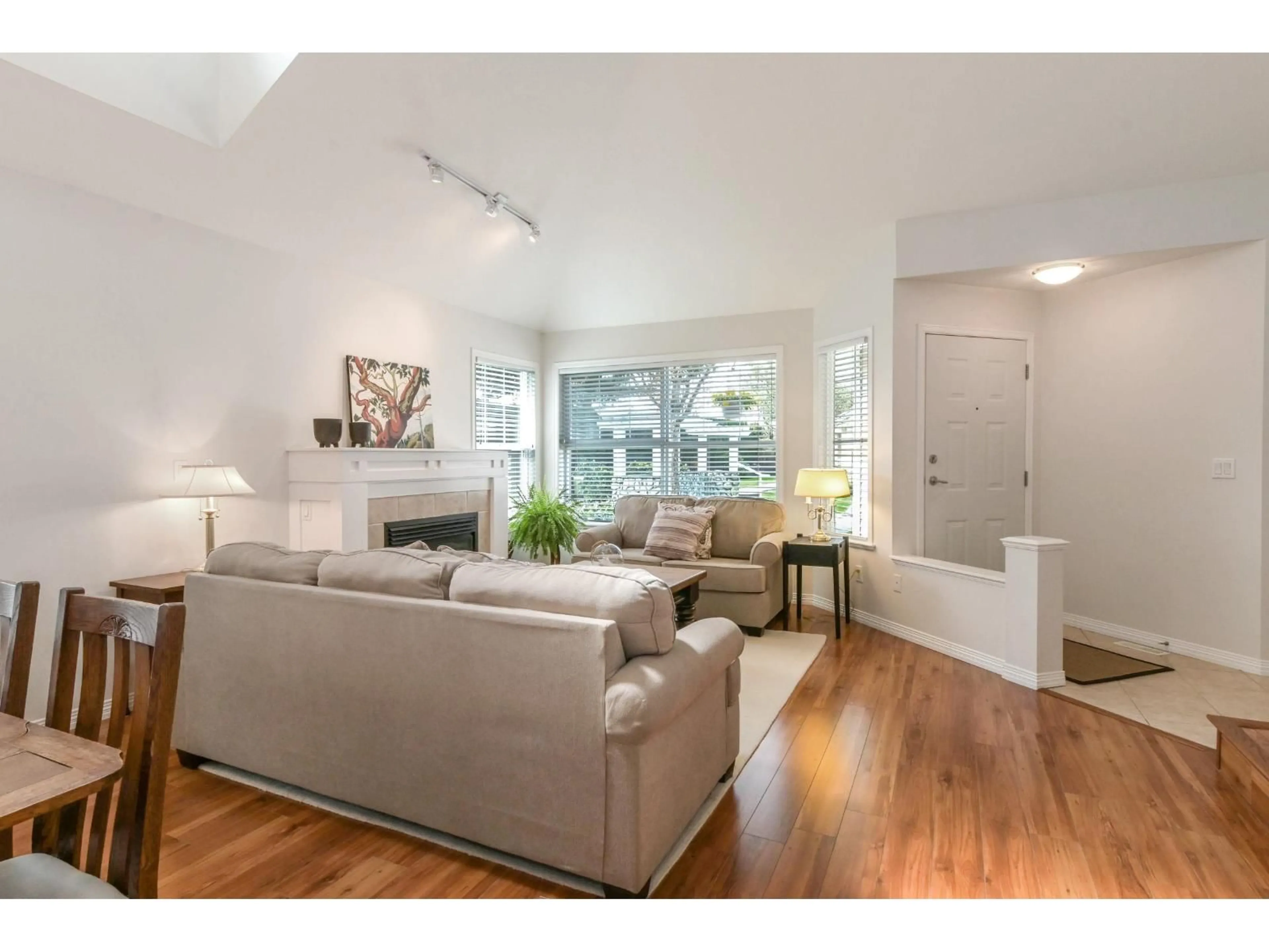 Living room with furniture, wood/laminate floor for 18 - 16995 64 AVENUE, Surrey British Columbia V3S0V9