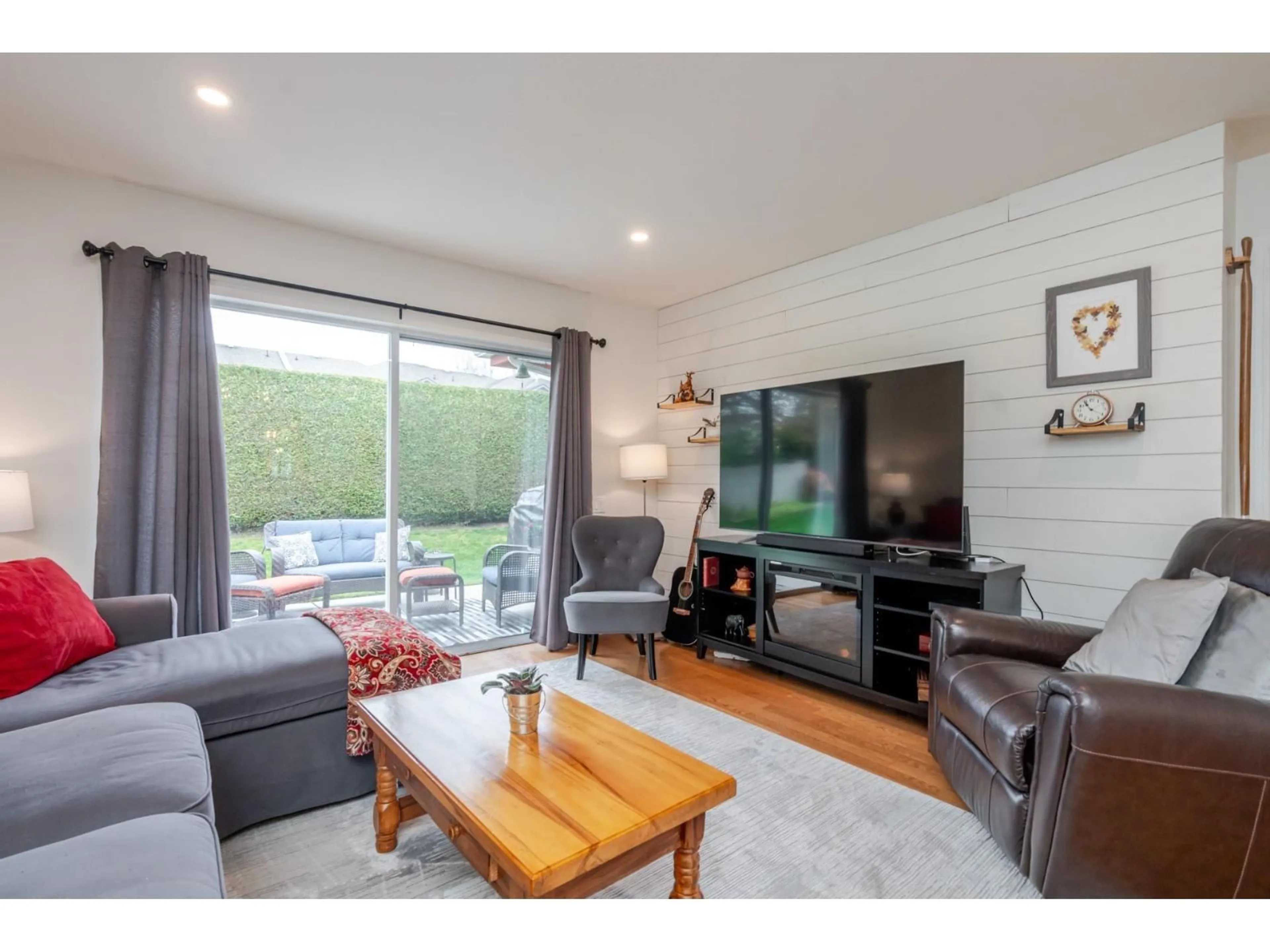Living room with furniture, wood/laminate floor for 3 - 31406 UPPER MACLURE ROAD, Abbotsford British Columbia V2T5L8
