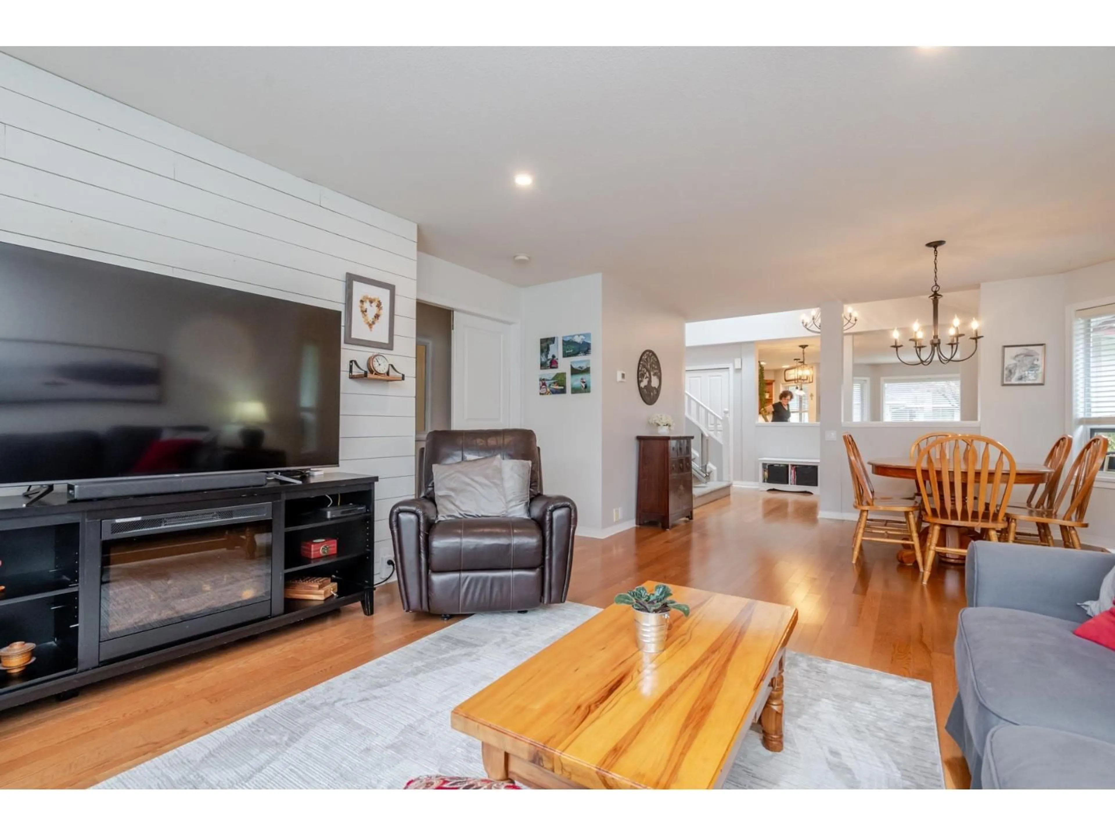 Living room with furniture, wood/laminate floor for 3 - 31406 UPPER MACLURE ROAD, Abbotsford British Columbia V2T5L8