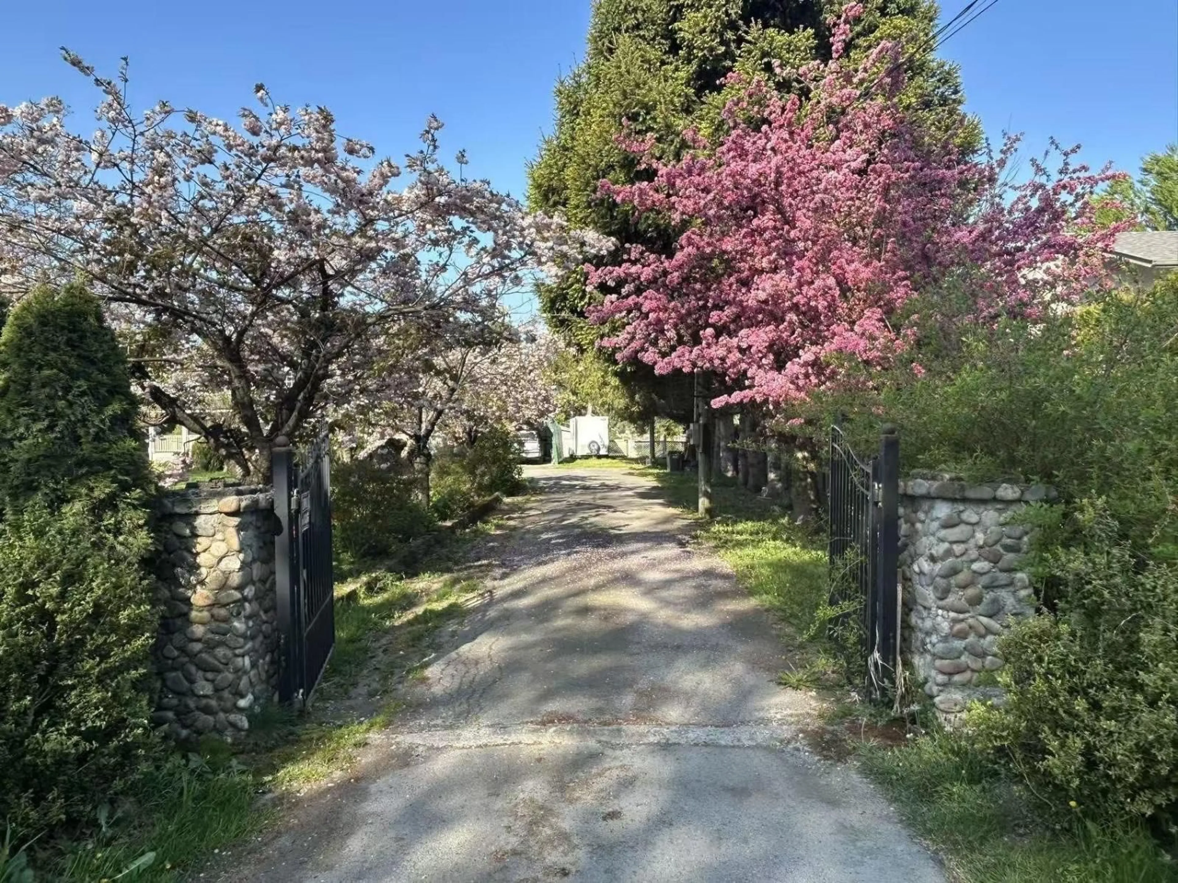 A pic from outside/outdoor area/front of a property/back of a property/a pic from drone, street for 5007 BOUNDARY ROAD, Abbotsford British Columbia V3G2N4