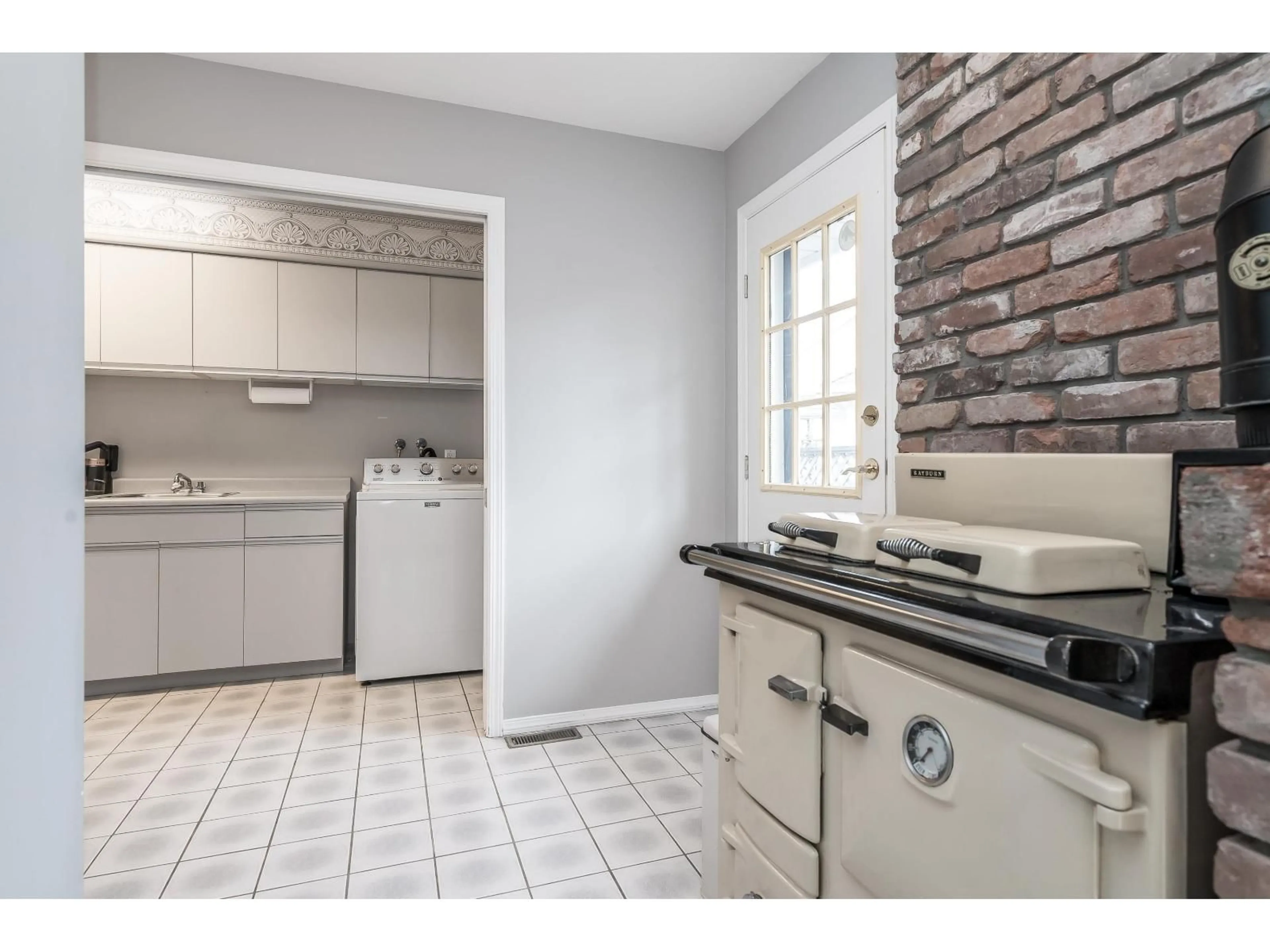 Standard kitchen, ceramic/tile floor for 2426 125A STREET, Surrey British Columbia V4A8H8