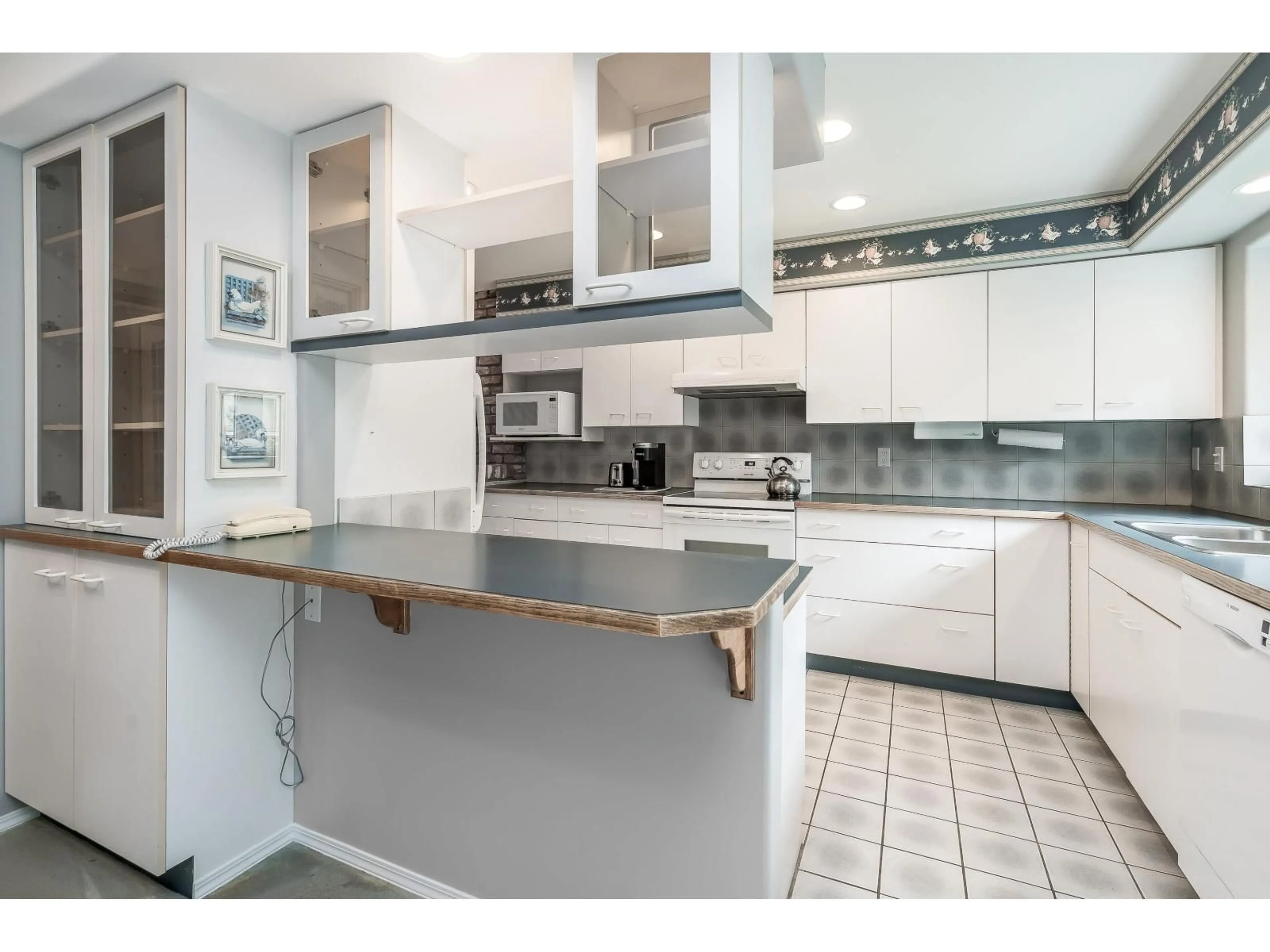 Open concept kitchen, ceramic/tile floor for 2426 125A STREET, Surrey British Columbia V4A8H8