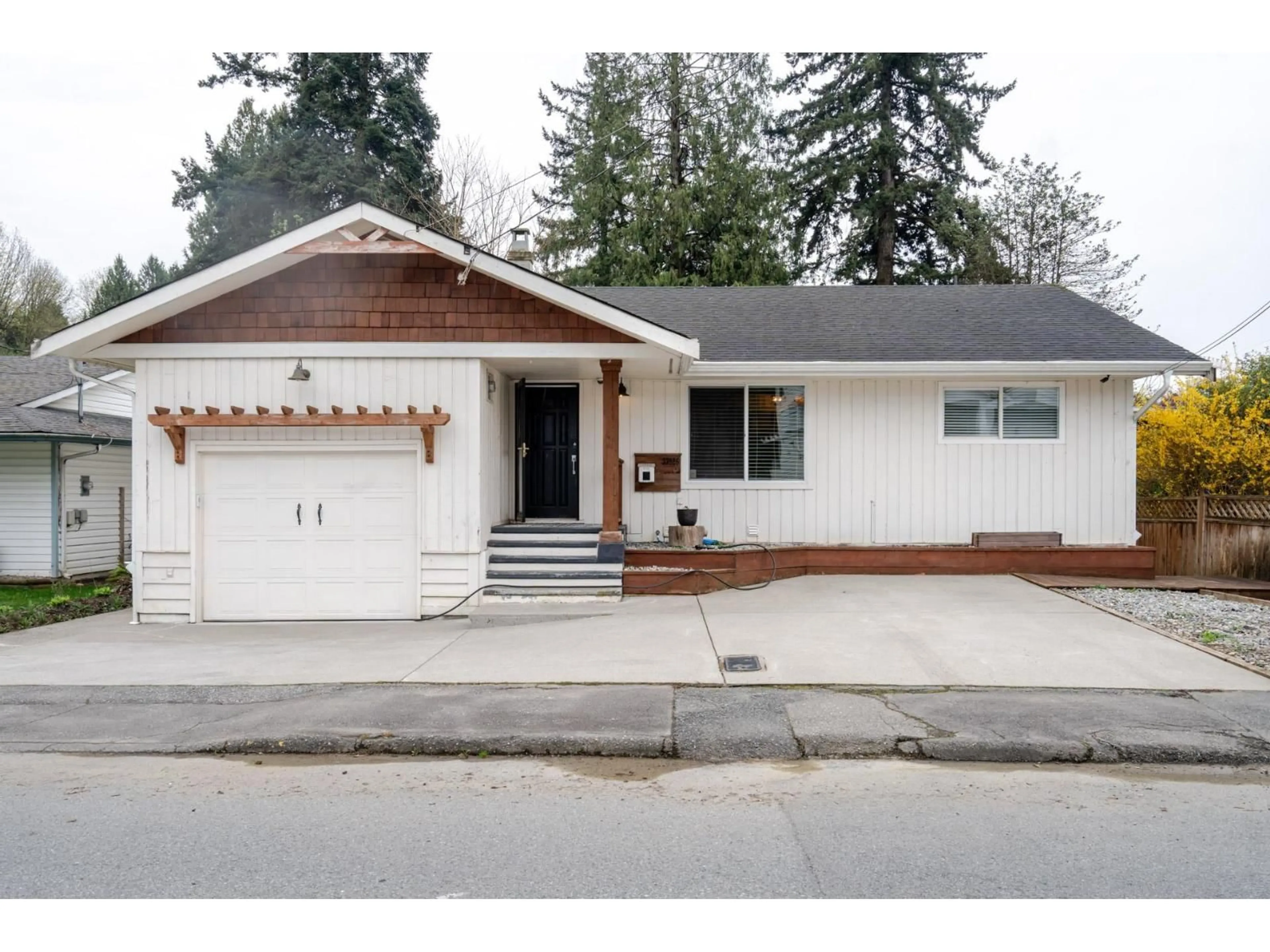 Home with vinyl exterior material, street for 33986 WALNUT AVENUE, Abbotsford British Columbia V2S2S5