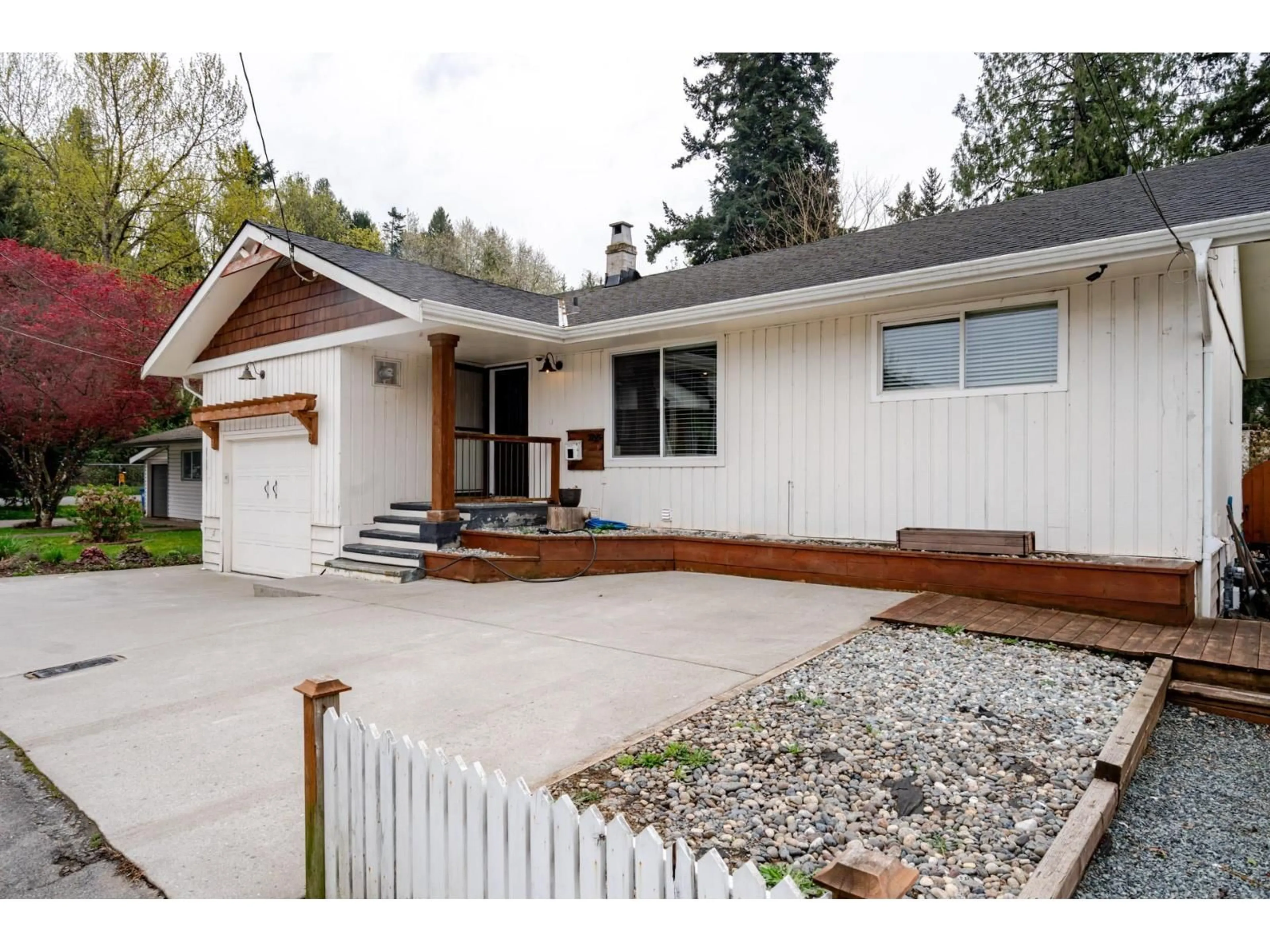 Home with vinyl exterior material, street for 33986 WALNUT AVENUE, Abbotsford British Columbia V2S2S5