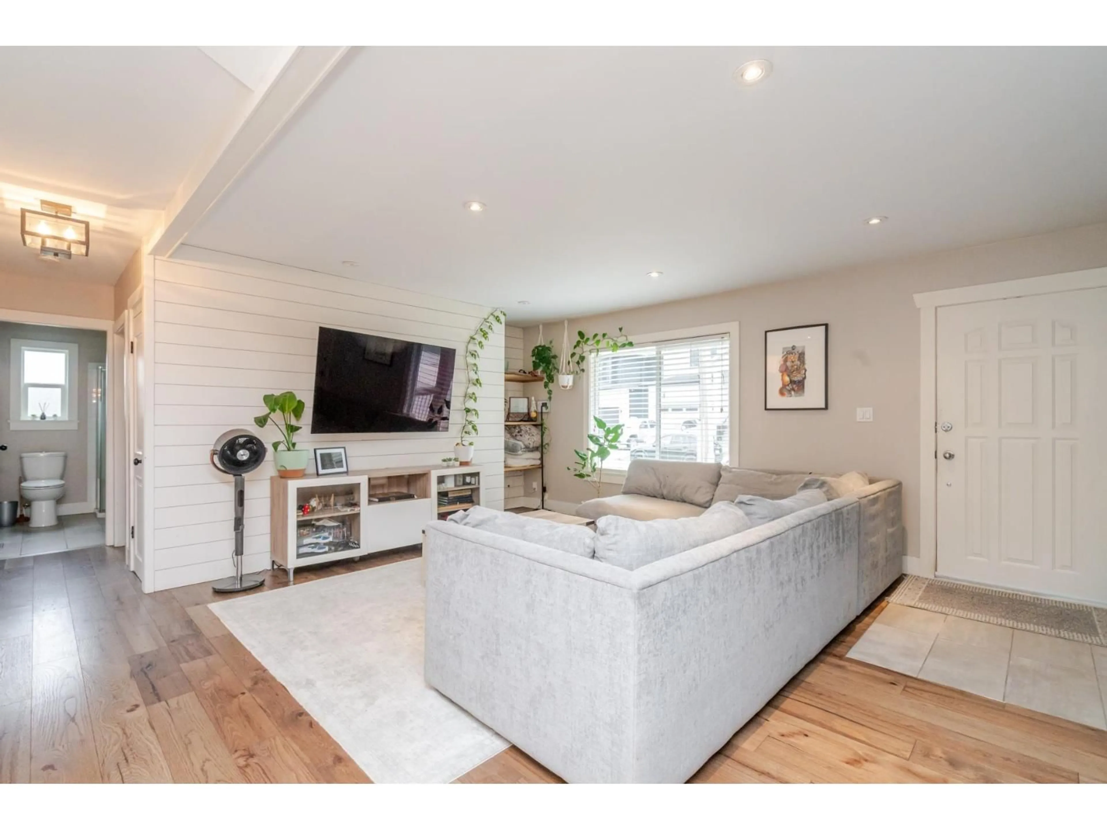 Living room with furniture, wood/laminate floor for 33986 WALNUT AVENUE, Abbotsford British Columbia V2S2S5