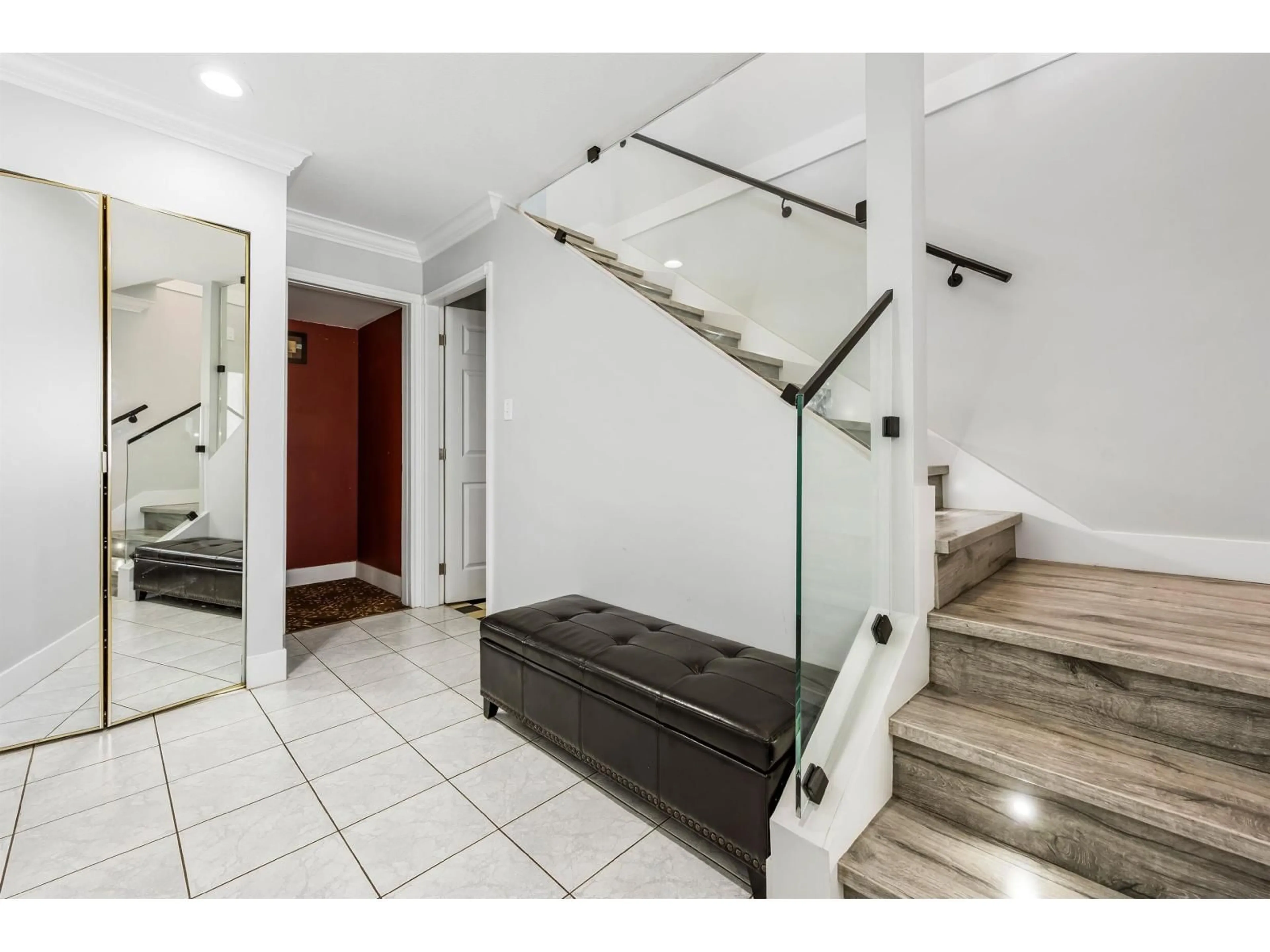 Indoor entryway for 3115 MOUAT DRIVE, Abbotsford British Columbia V2T4E5