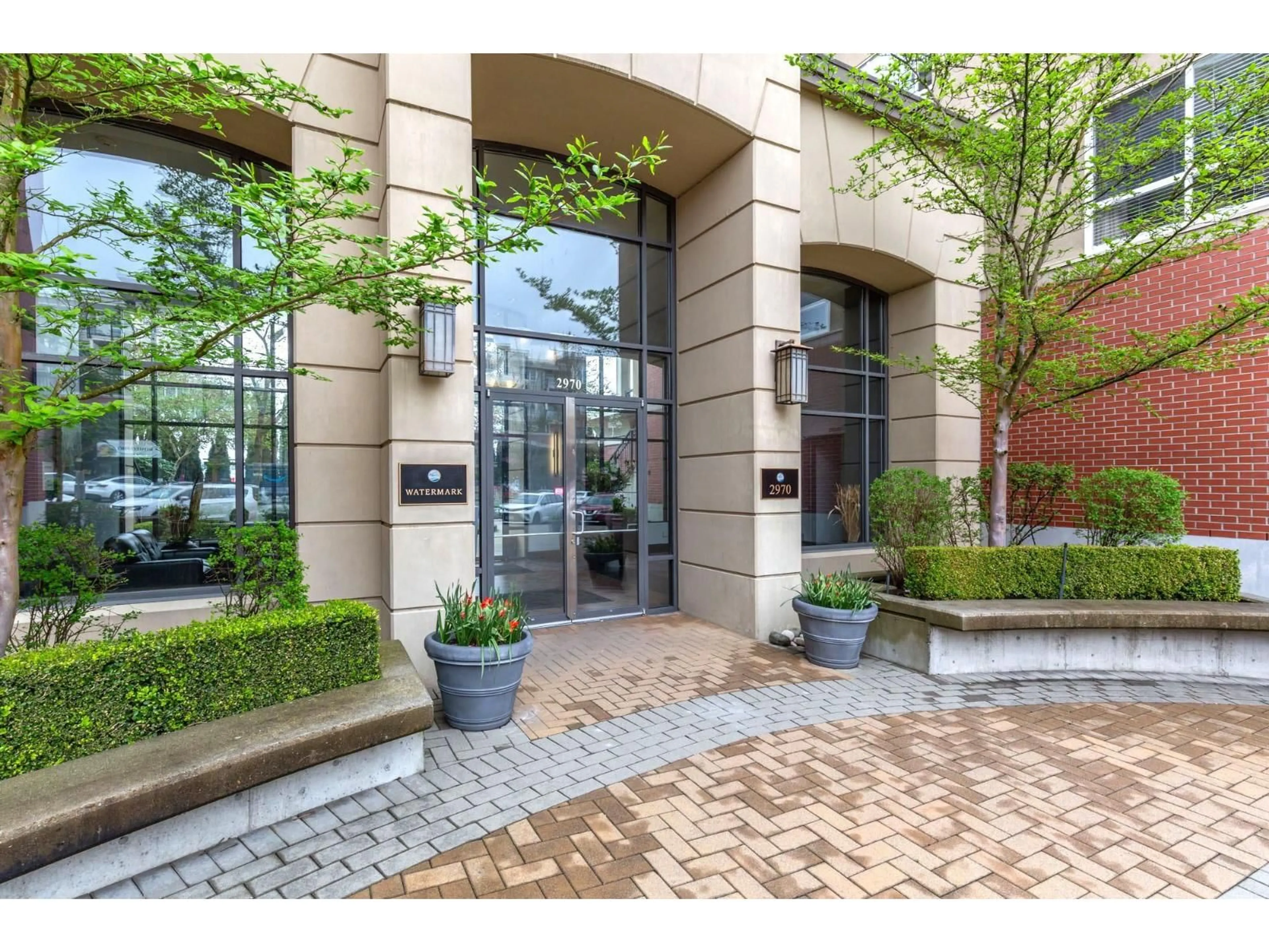 Indoor foyer for 404 - 2970 KING GEORGE BOULEVARD, Surrey British Columbia V4P0E6