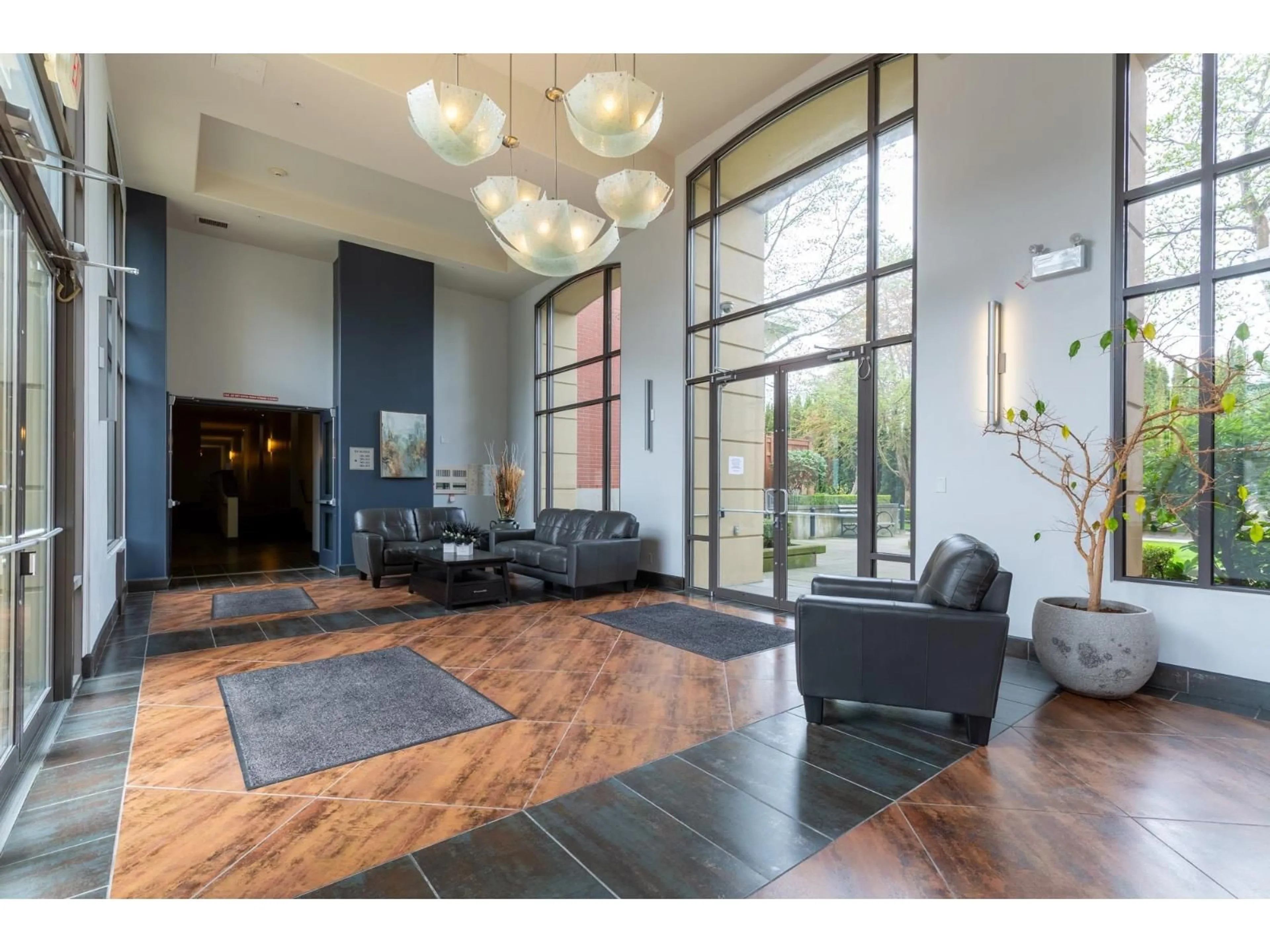 Lobby for 404 - 2970 KING GEORGE BOULEVARD, Surrey British Columbia V4P0E6