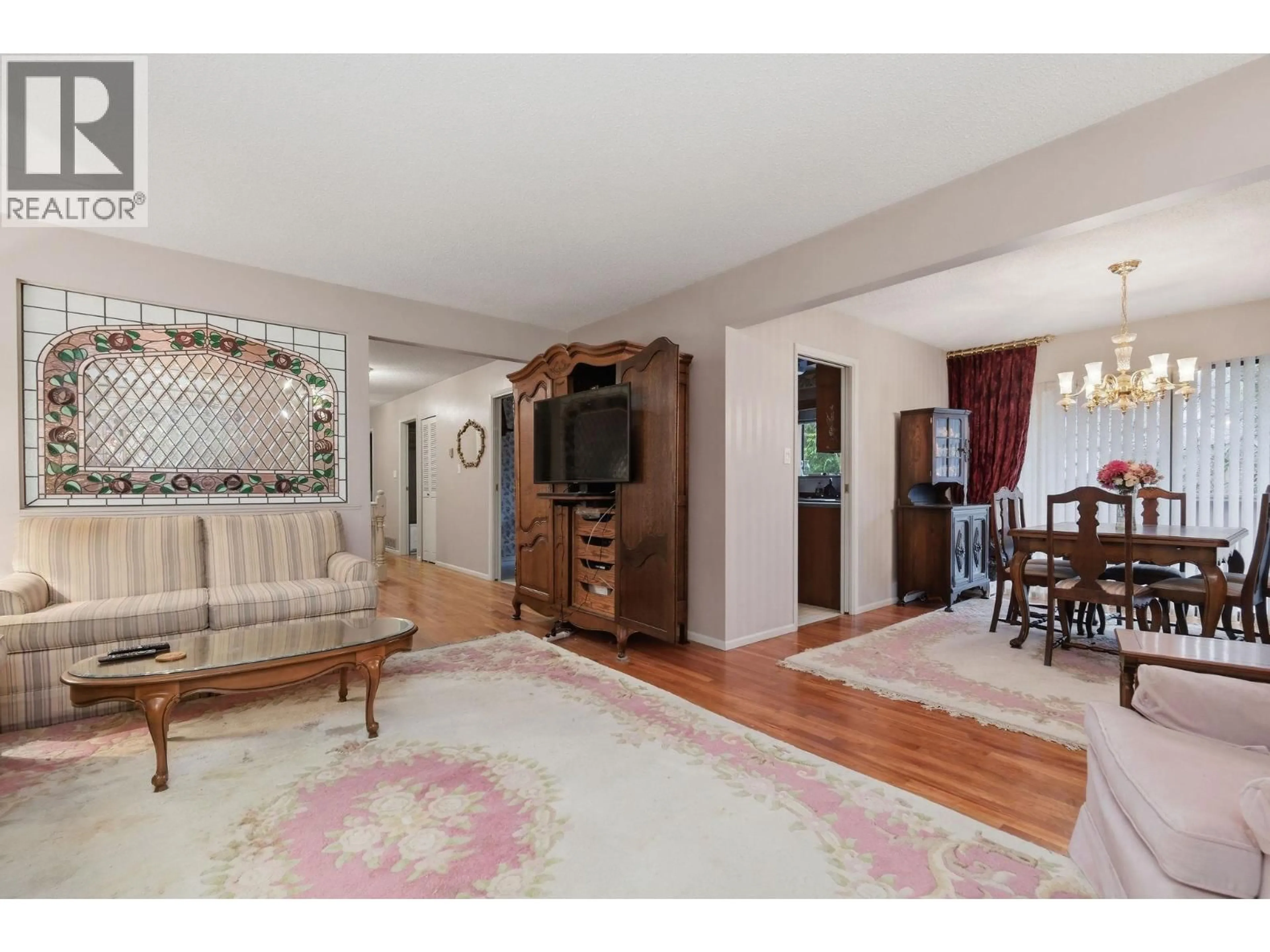 Living room with furniture, unknown for 8285 BURNLAKE DRIVE, Burnaby British Columbia V5A3L1