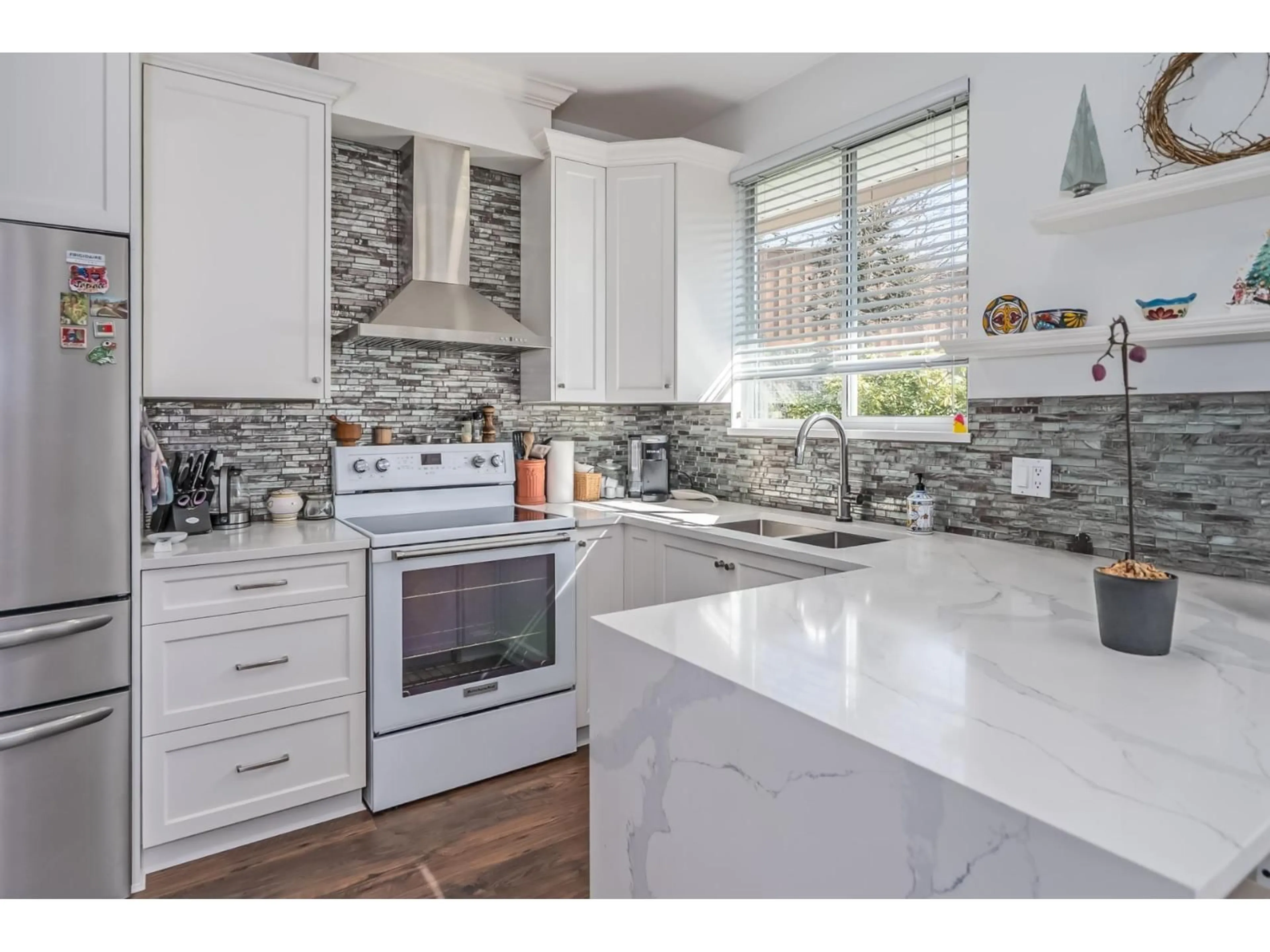 Contemporary kitchen, ceramic/tile floor for 16 - 16325 82 AVENUE, Surrey British Columbia V4N0P5