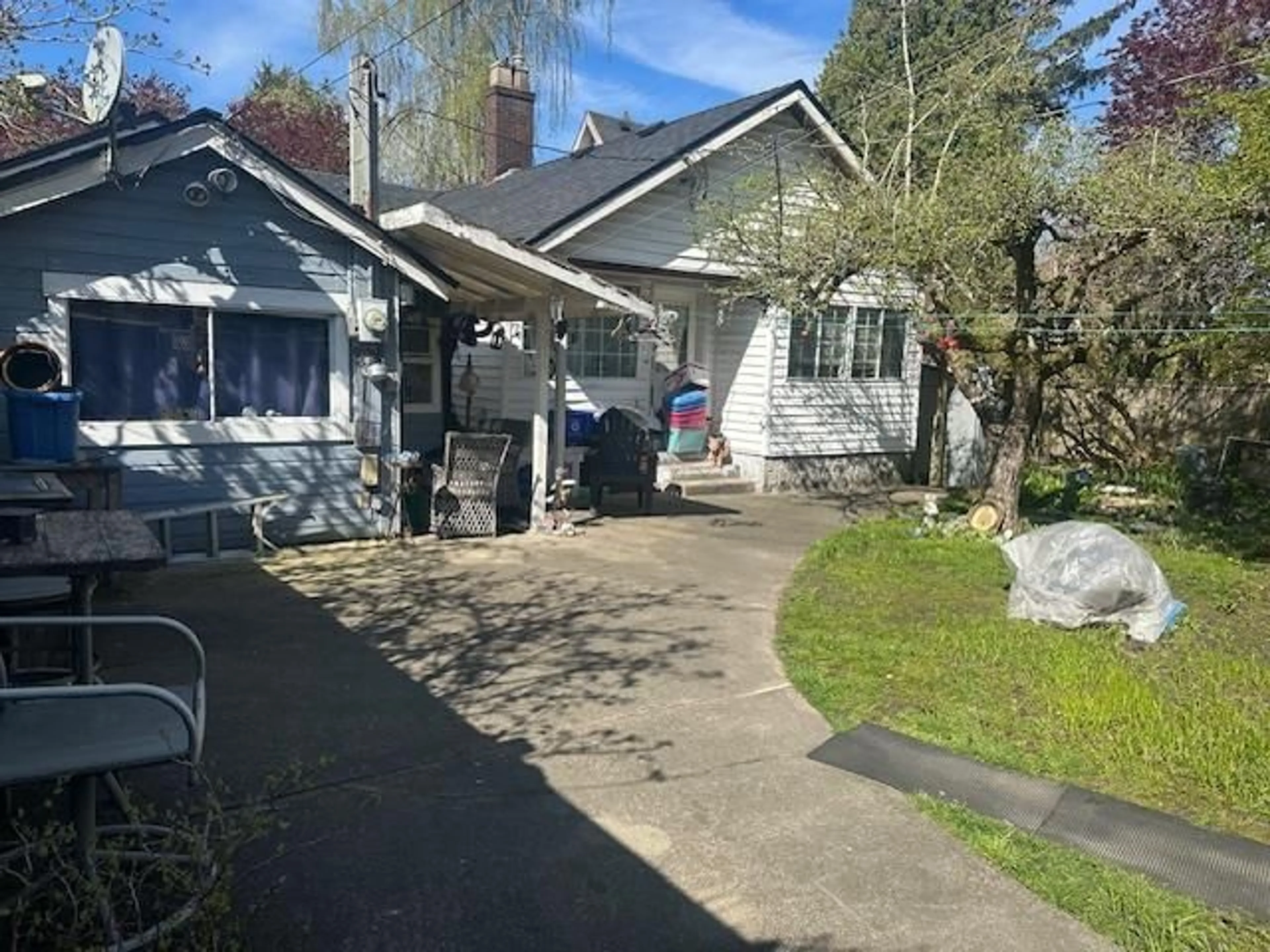 A pic from outside/outdoor area/front of a property/back of a property/a pic from drone, street for 2872 MCKENZIE AVENUE, Surrey British Columbia V4A3H4