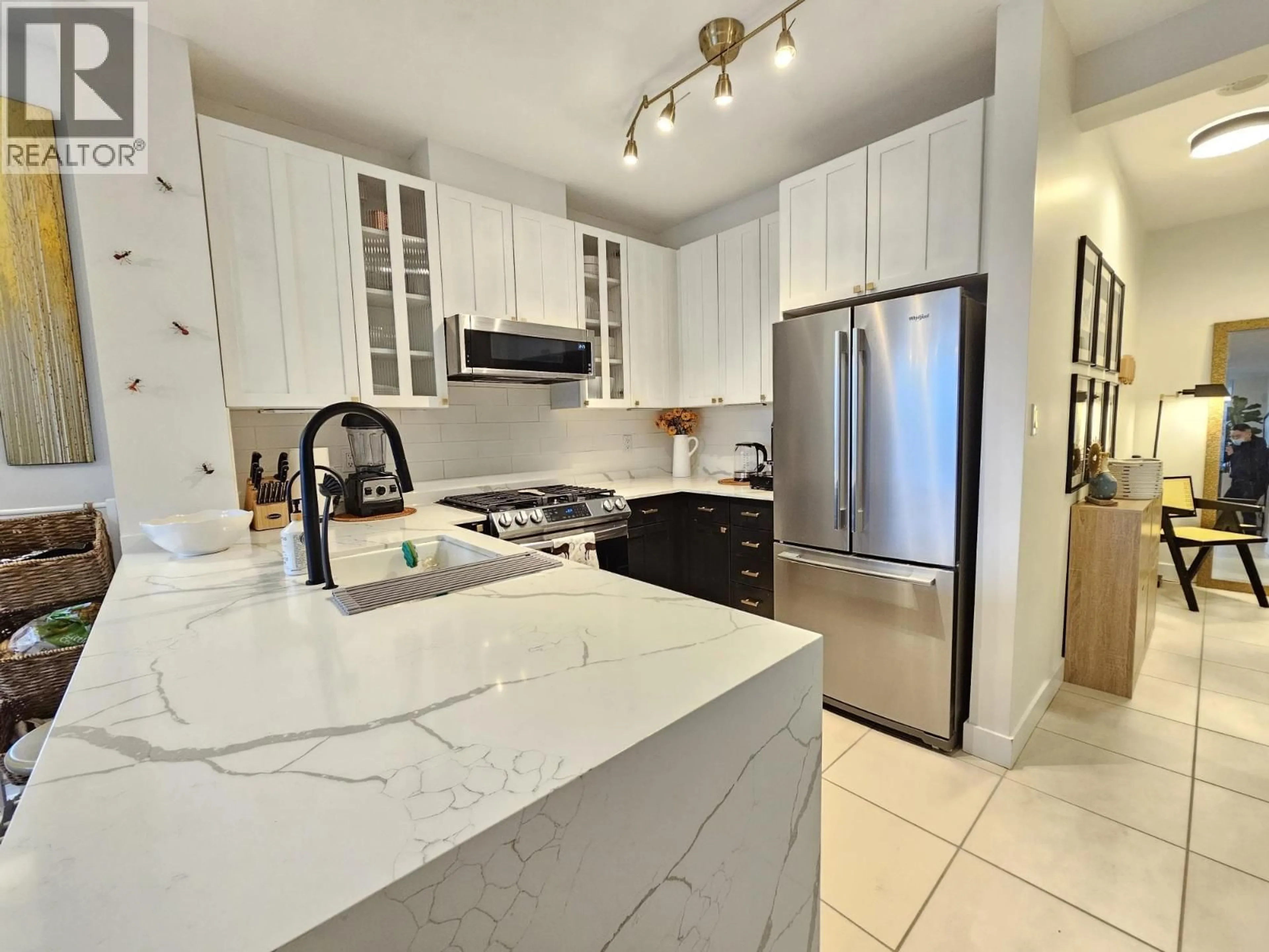 Open concept kitchen, ceramic/tile floor for 403 - 170 1ST STREET, North Vancouver British Columbia V7M3P2