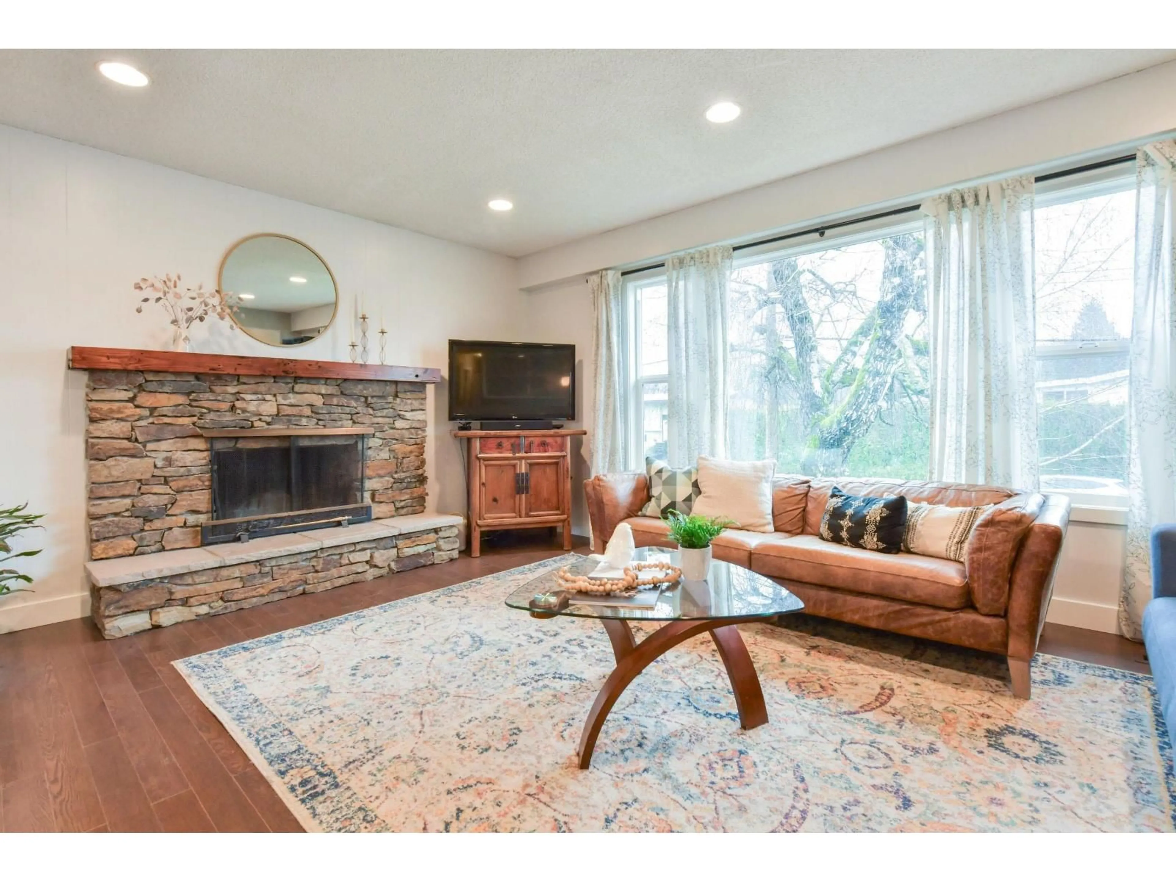 Living room with furniture, wood/laminate floor for 10008 DUBLIN DRIVE, Chilliwack British Columbia V2P6K7