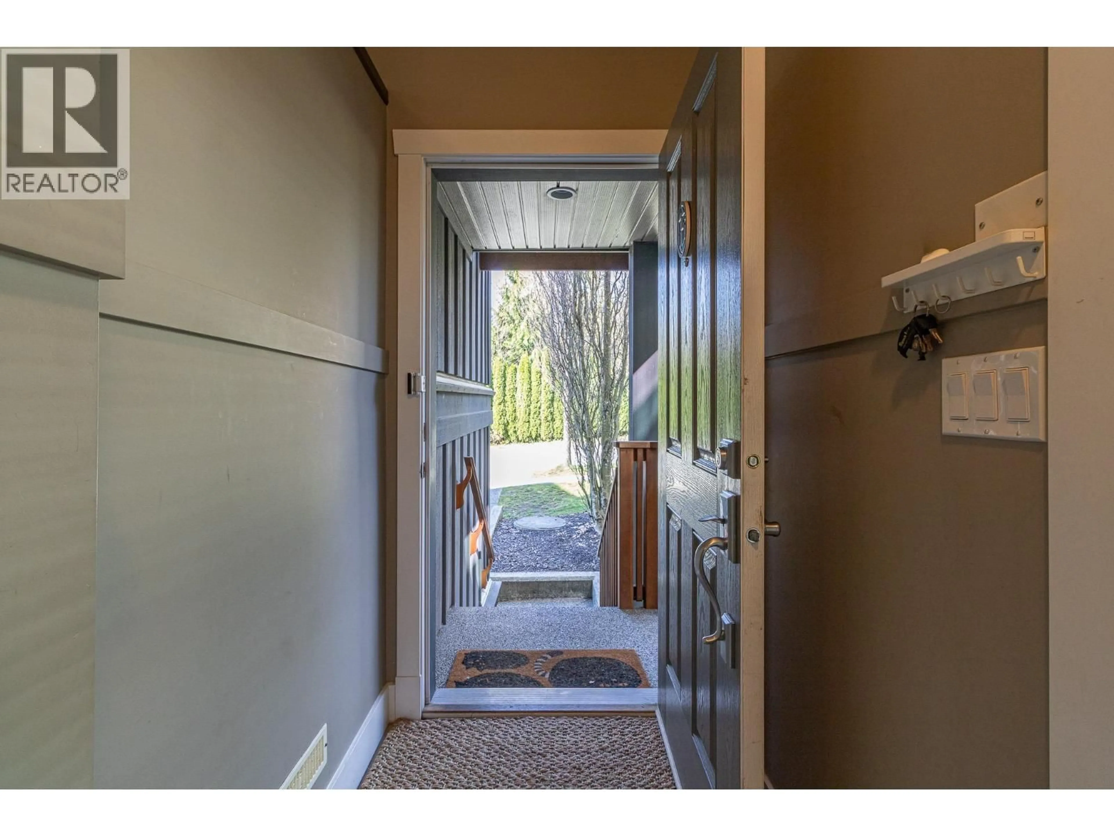 Indoor entryway for 13500 229 LOOP, Maple Ridge British Columbia V4R0E5