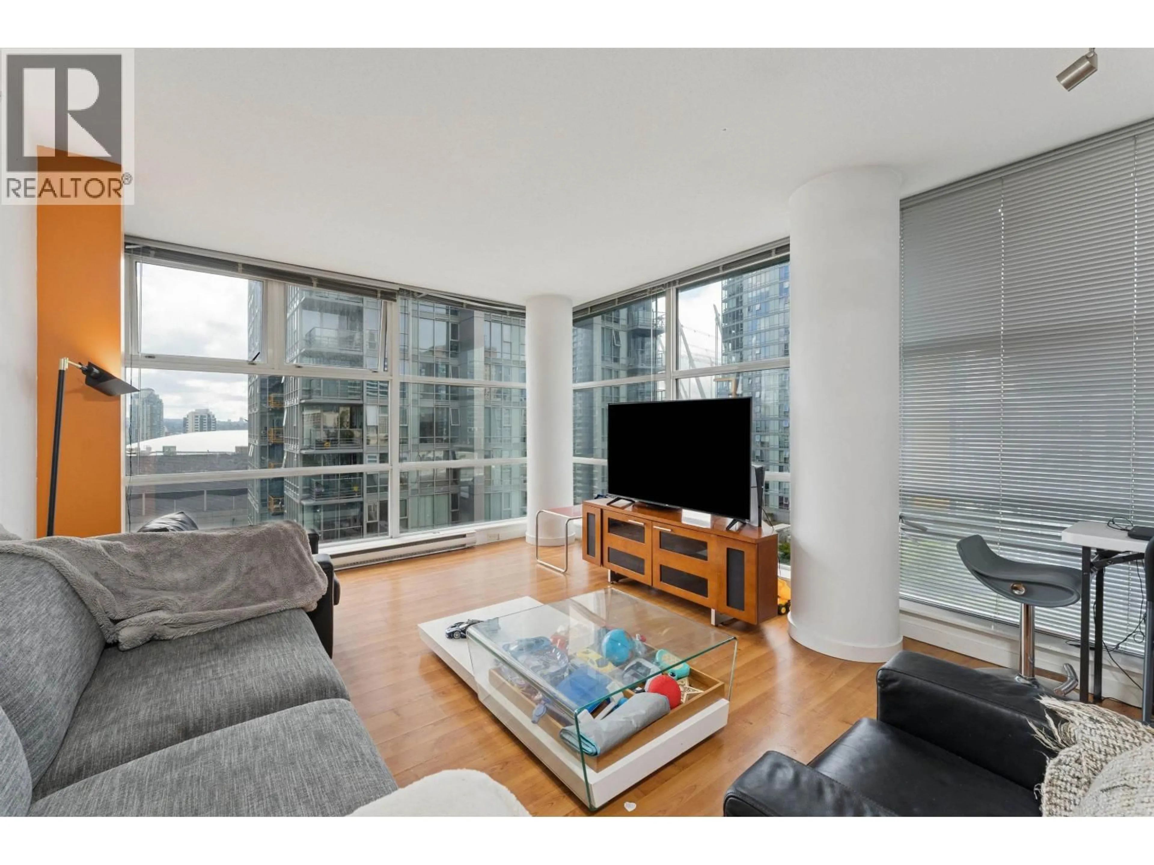 Living room with furniture, wood/laminate floor for 1001 - 602 CITADEL PARADE, Vancouver British Columbia V6B1X2