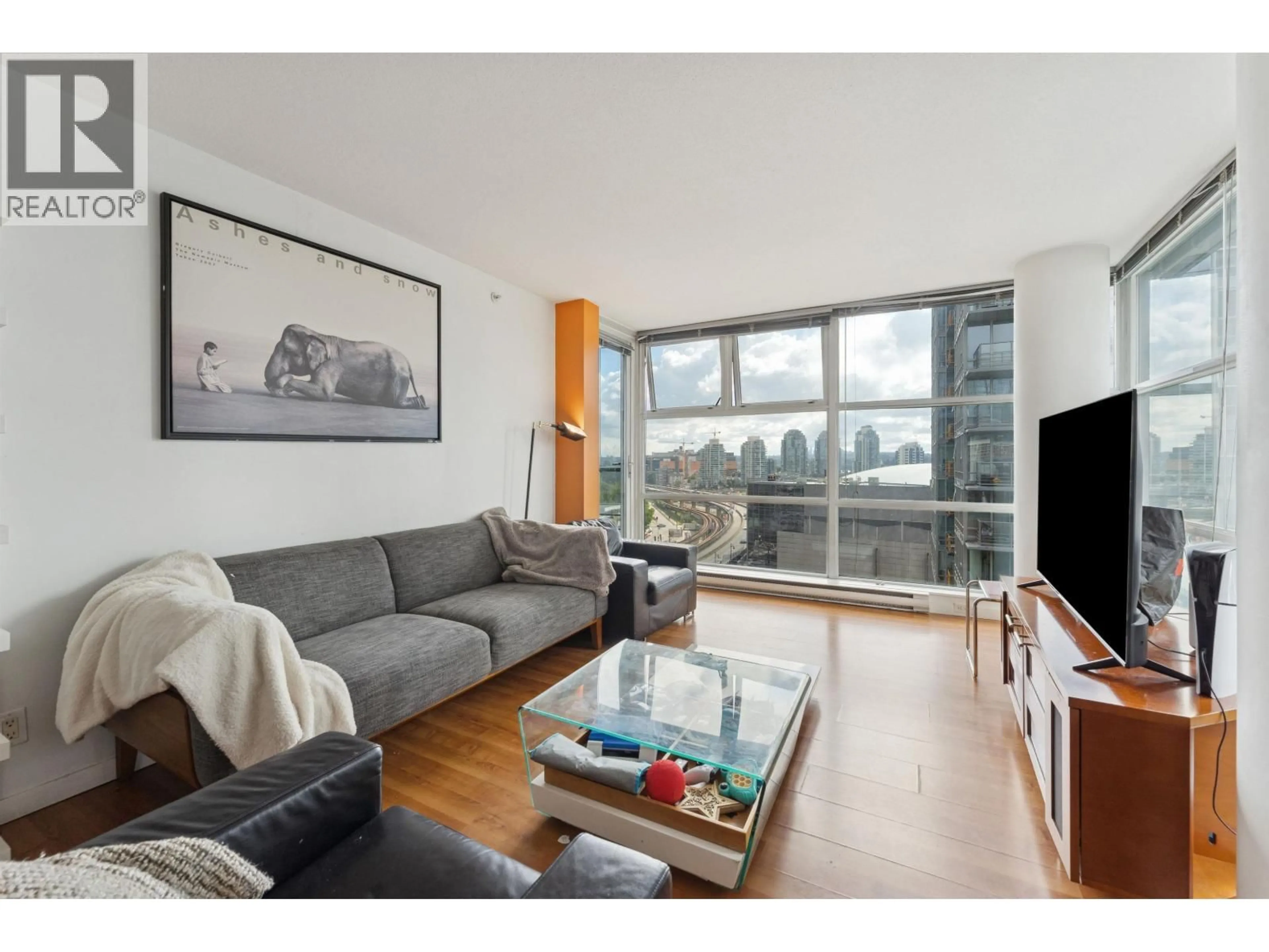 Living room with furniture, wood/laminate floor for 1001 - 602 CITADEL PARADE, Vancouver British Columbia V6B1X2