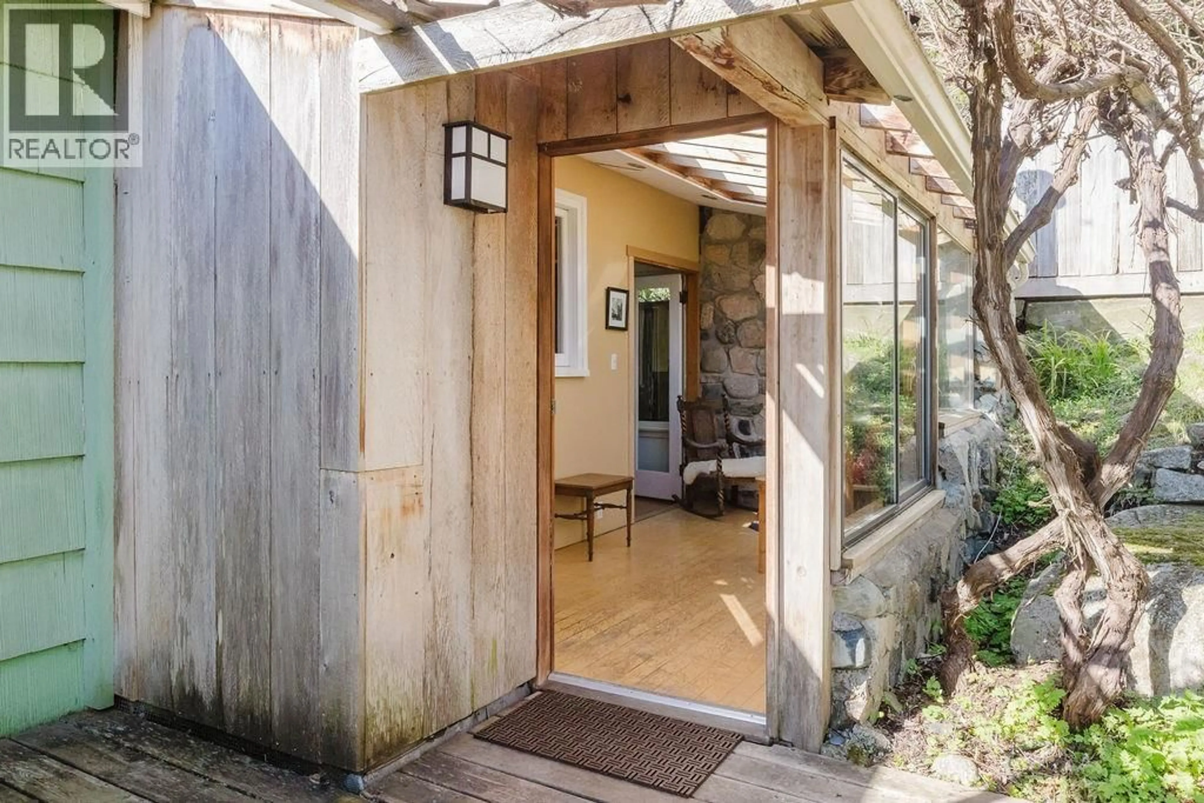 Indoor entryway for 466 CENTRAL AVENUE, Gibsons British Columbia V0N1V1