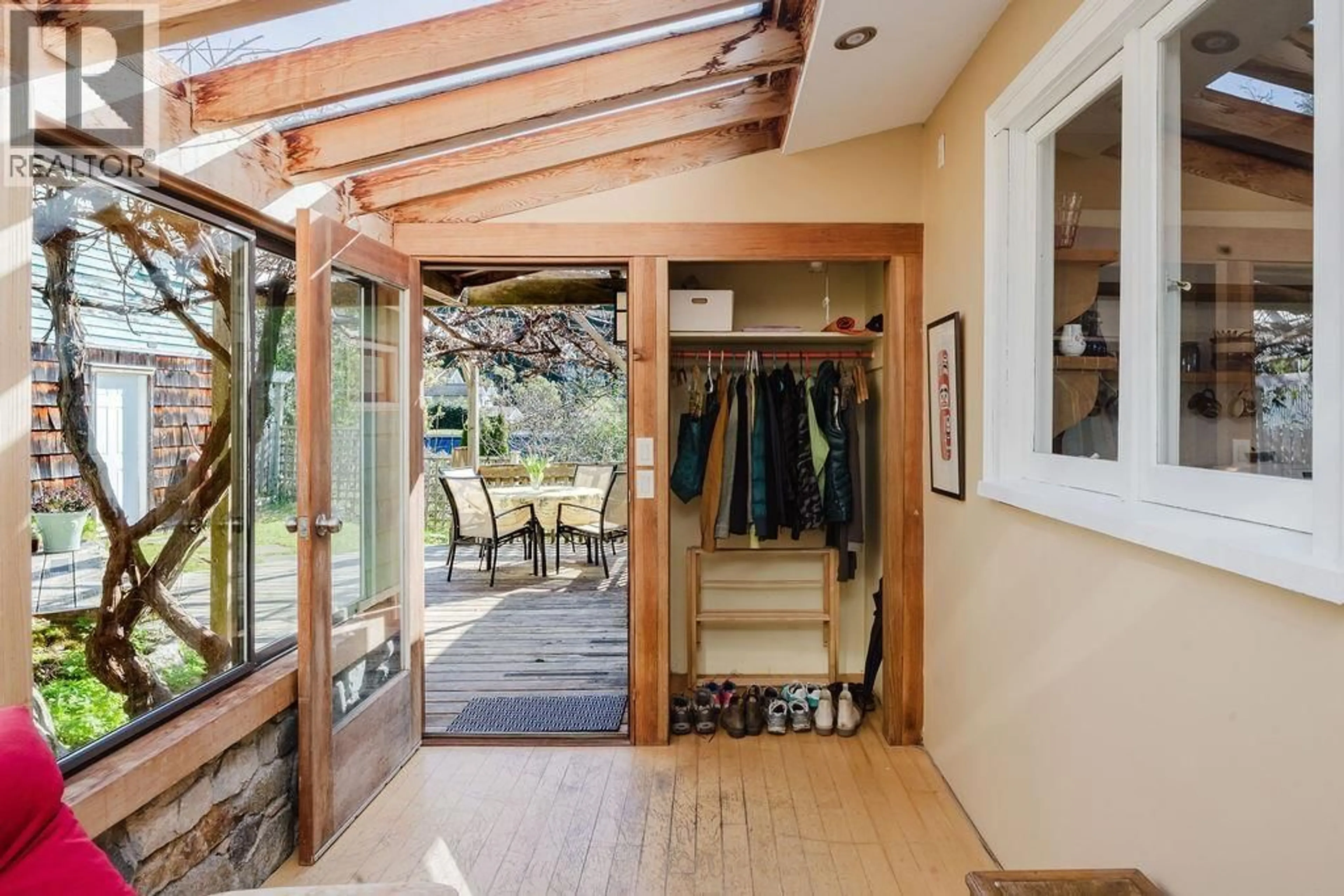 Indoor entryway for 466 CENTRAL AVENUE, Gibsons British Columbia V0N1V1