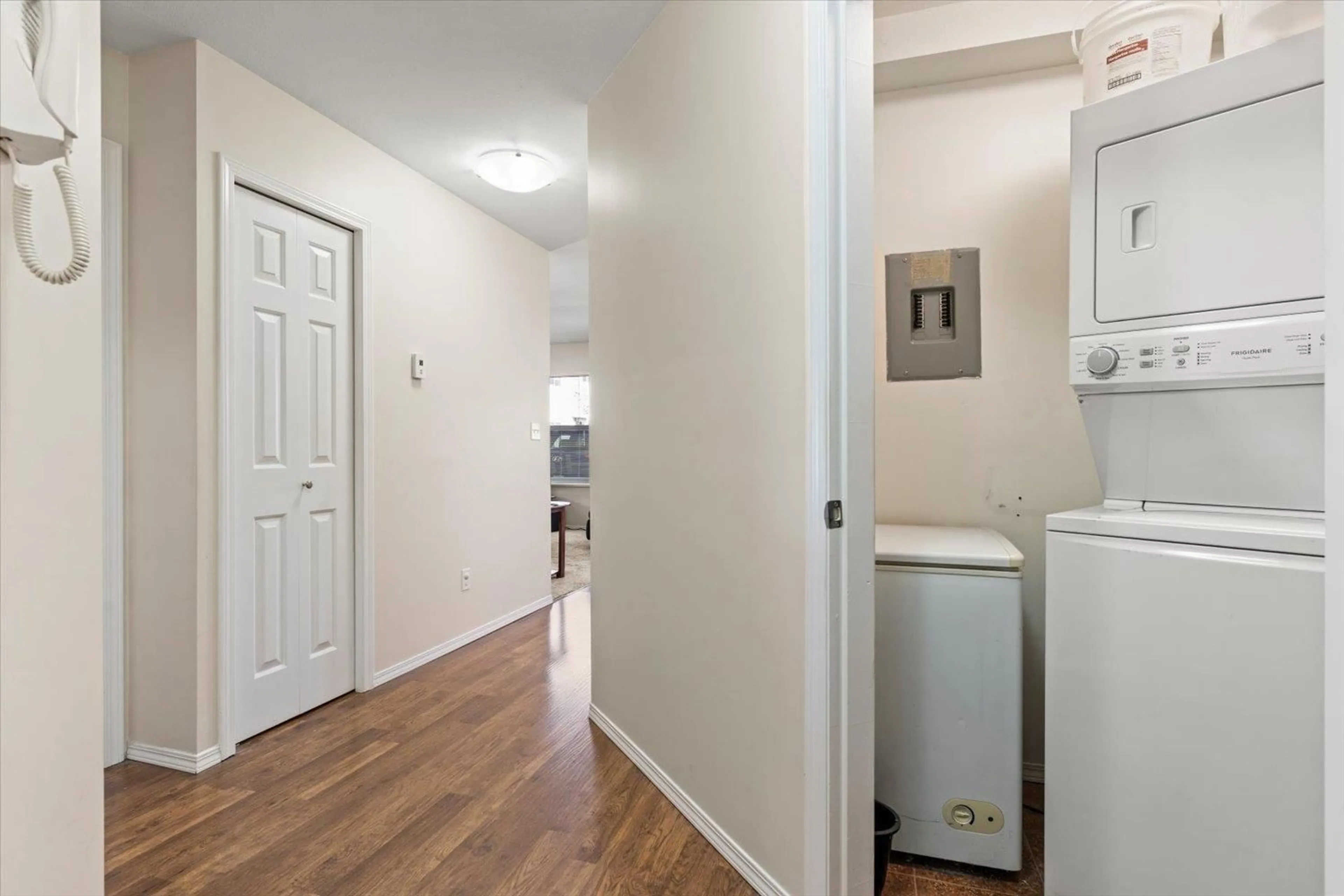 Indoor entryway for 111 - 45702 WATSON ROAD, Chilliwack British Columbia V2R3E6