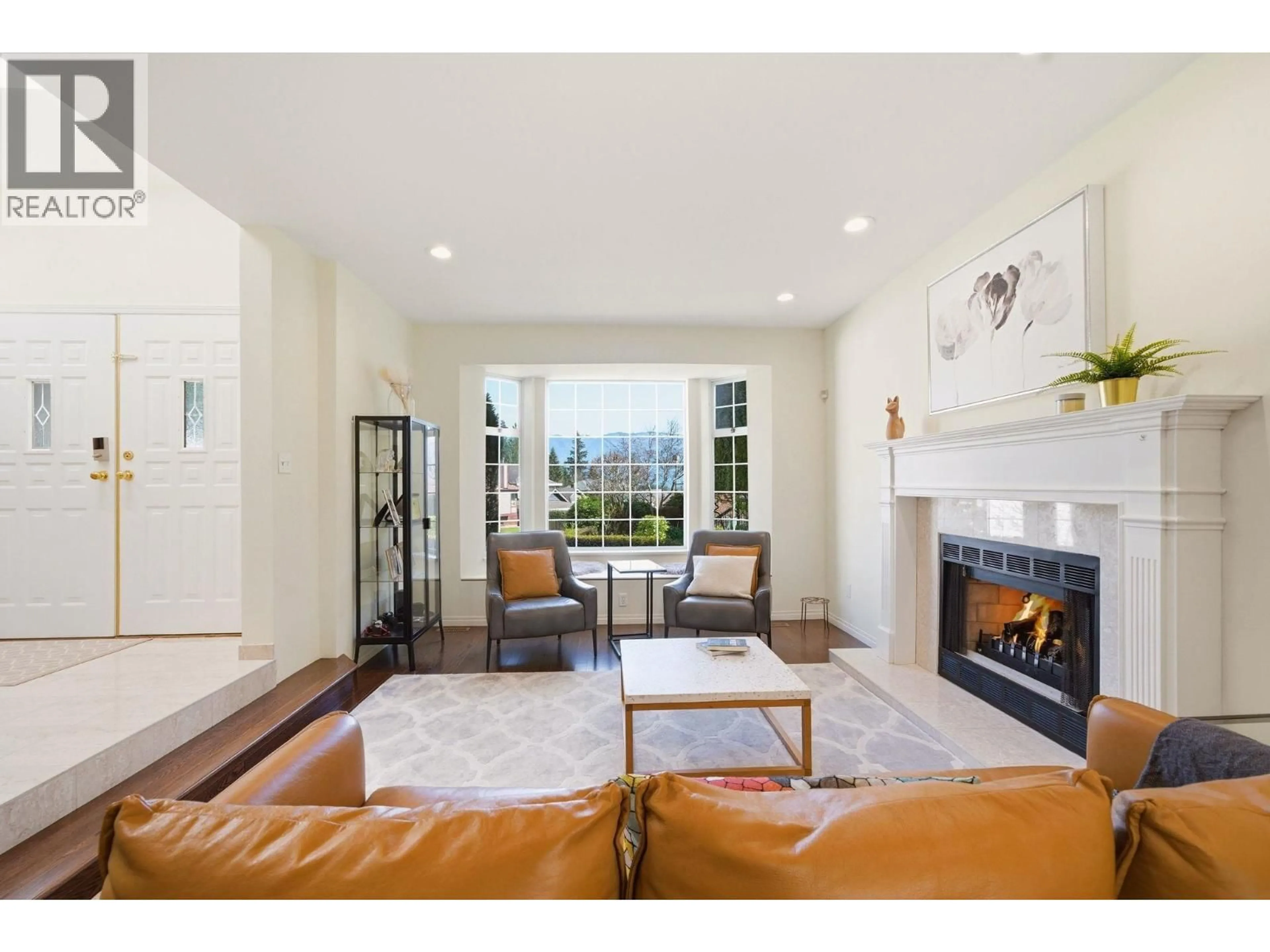 Living room with furniture, unknown for 4063 SHONE ROAD, North Vancouver British Columbia V7G2N4