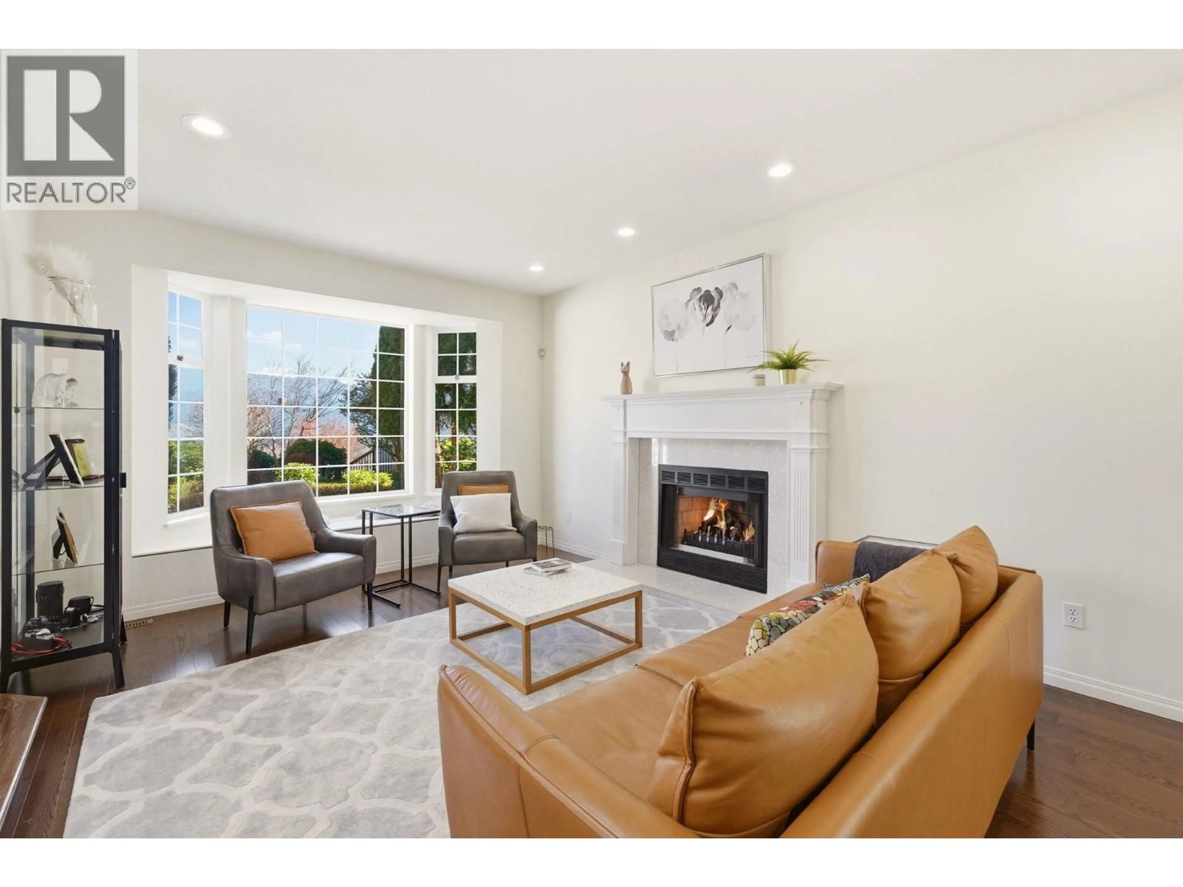 Living room with furniture, unknown for 4063 SHONE ROAD, North Vancouver British Columbia V7G2N4