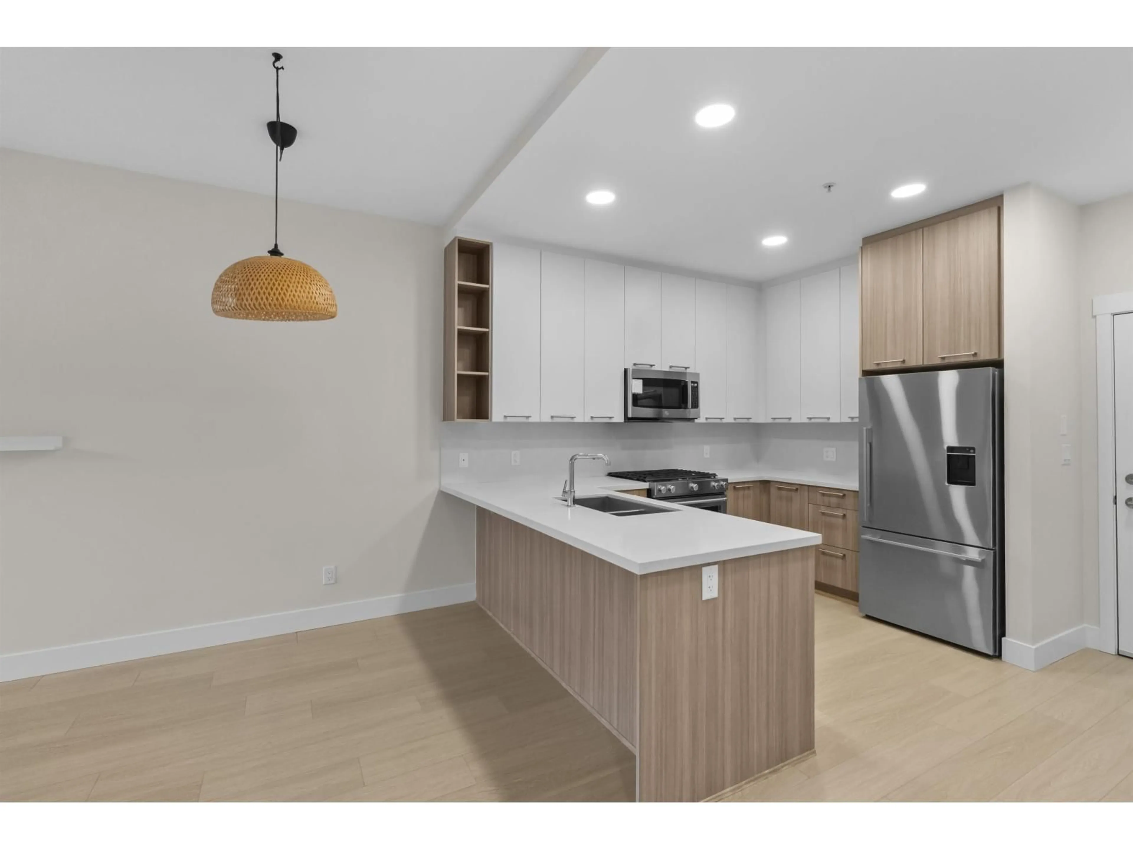 Open concept kitchen, unknown for 102 - 14022 NORTH BLUFF ROAD, White Rock British Columbia V4B3C3