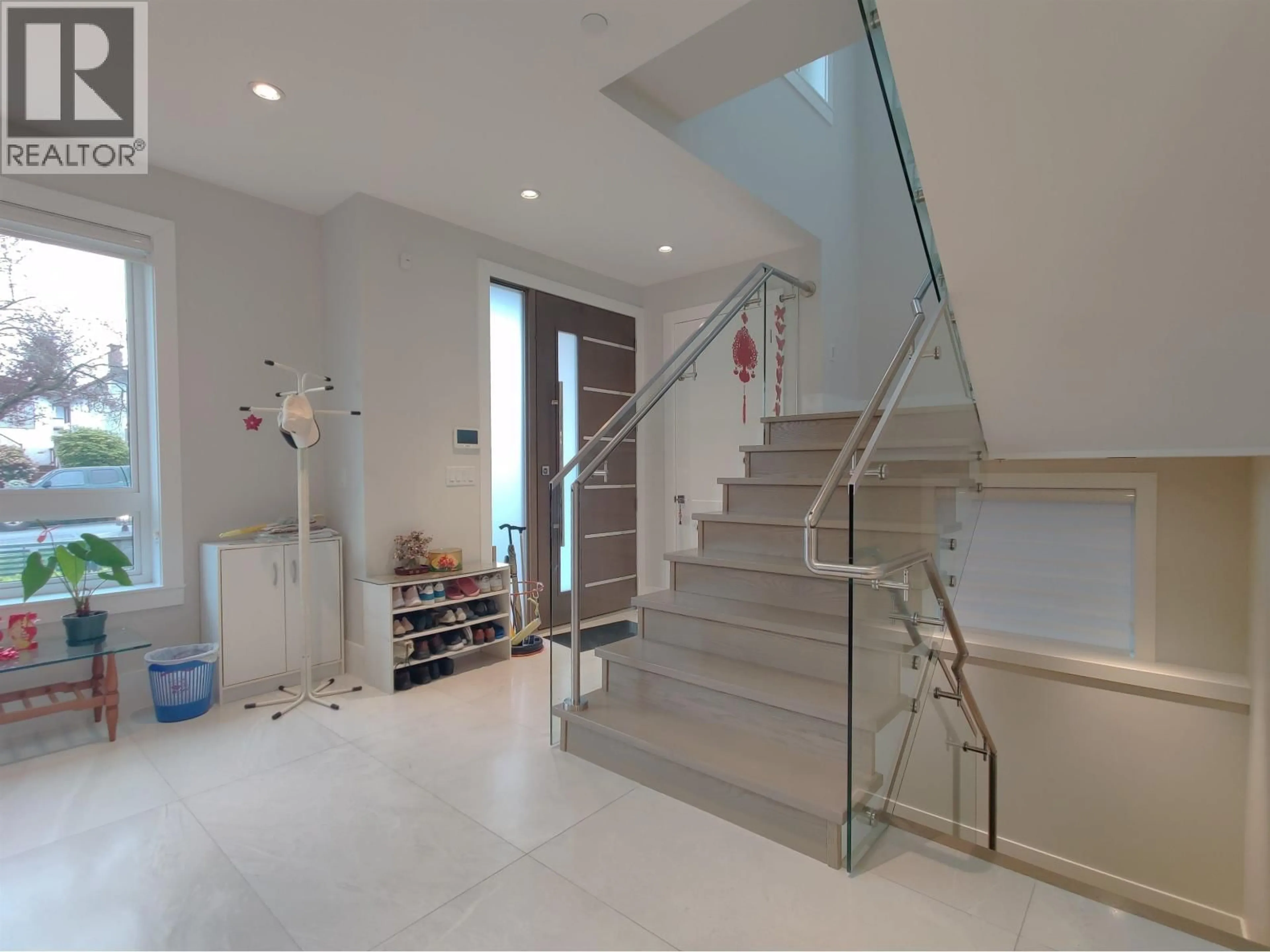 Indoor foyer for 2177 40TH AVENUE, Vancouver British Columbia V5P1J4