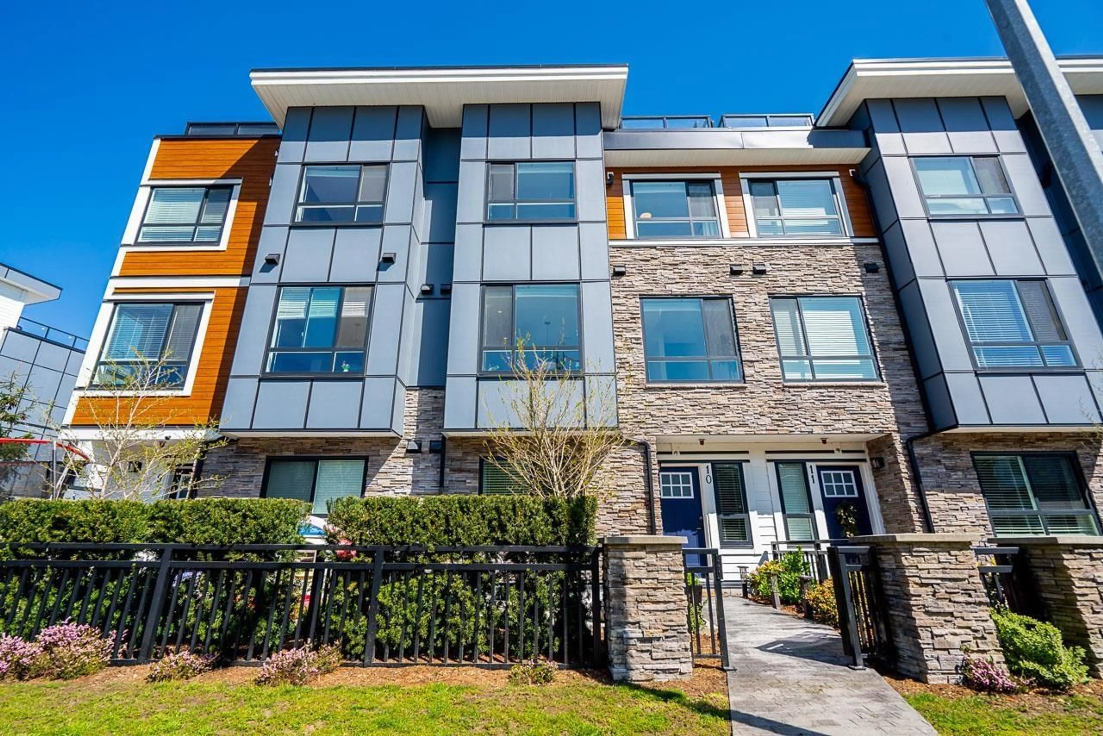 Home with brick exterior material, unknown for 10 - 5476 BRYDON CRESCENT, Langley British Columbia V4A4A3