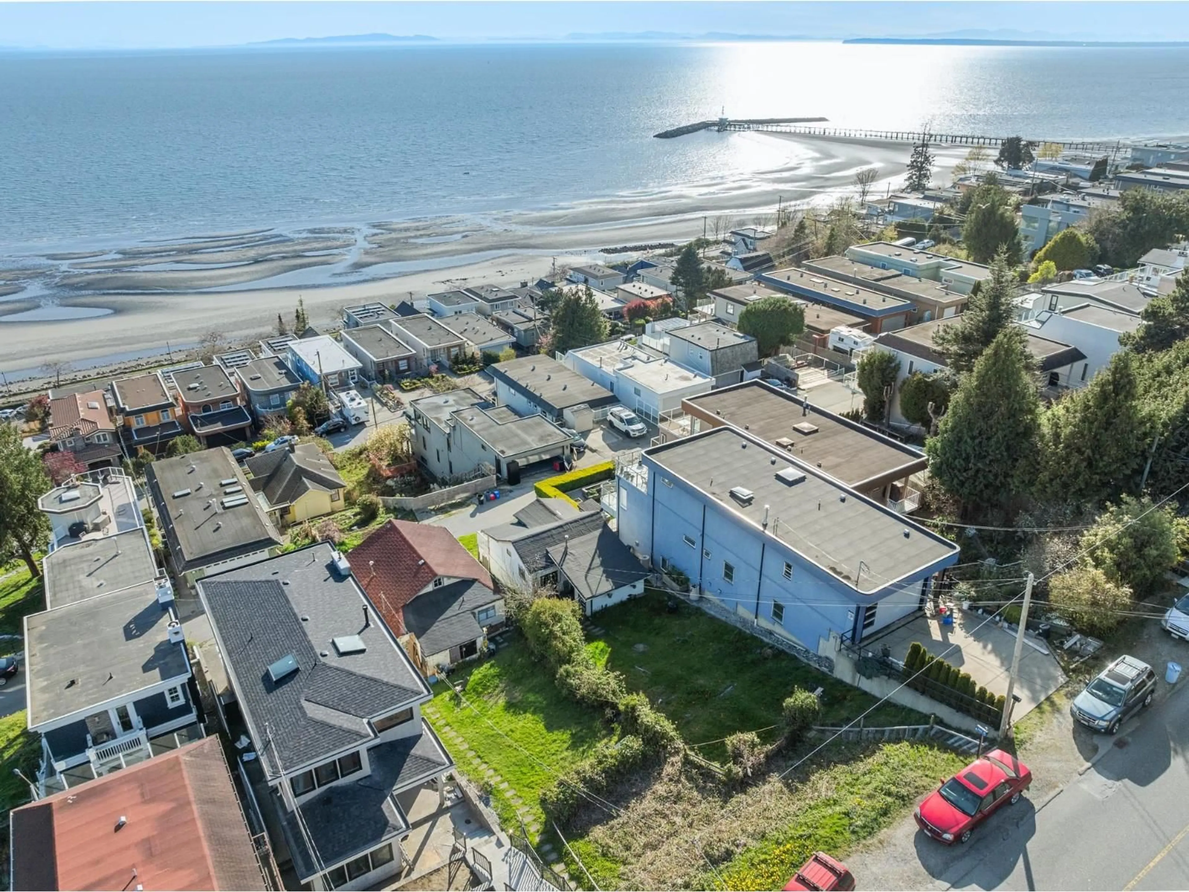 A pic from outside/outdoor area/front of a property/back of a property/a pic from drone, street for 15412 COLUMBIA AVENUE, White Rock British Columbia V4B1J9