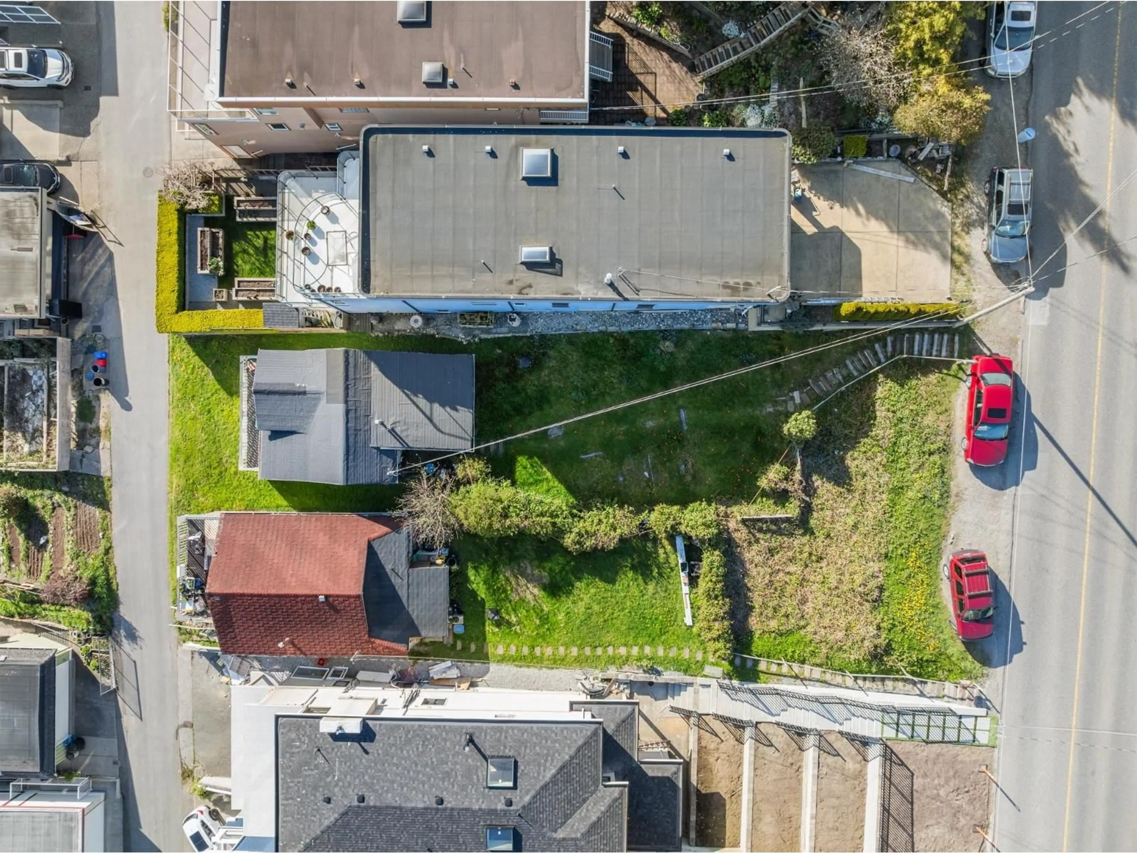 A pic from outside/outdoor area/front of a property/back of a property/a pic from drone, street for 15412 COLUMBIA AVENUE, White Rock British Columbia V4B1J9