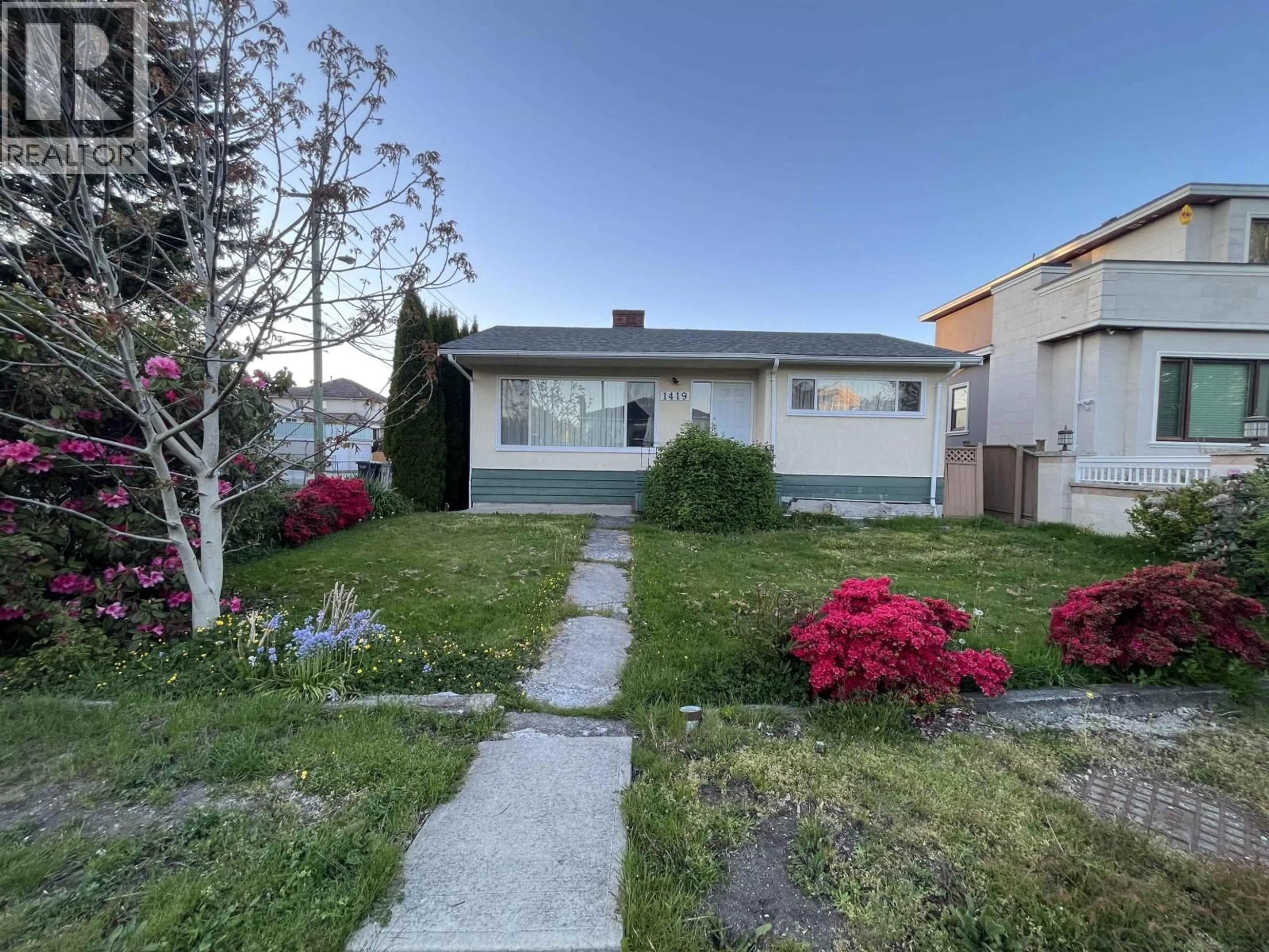 A pic from outside/outdoor area/front of a property/back of a property/a pic from drone, street for 1419 30TH AVENUE, Vancouver British Columbia V5N3A1