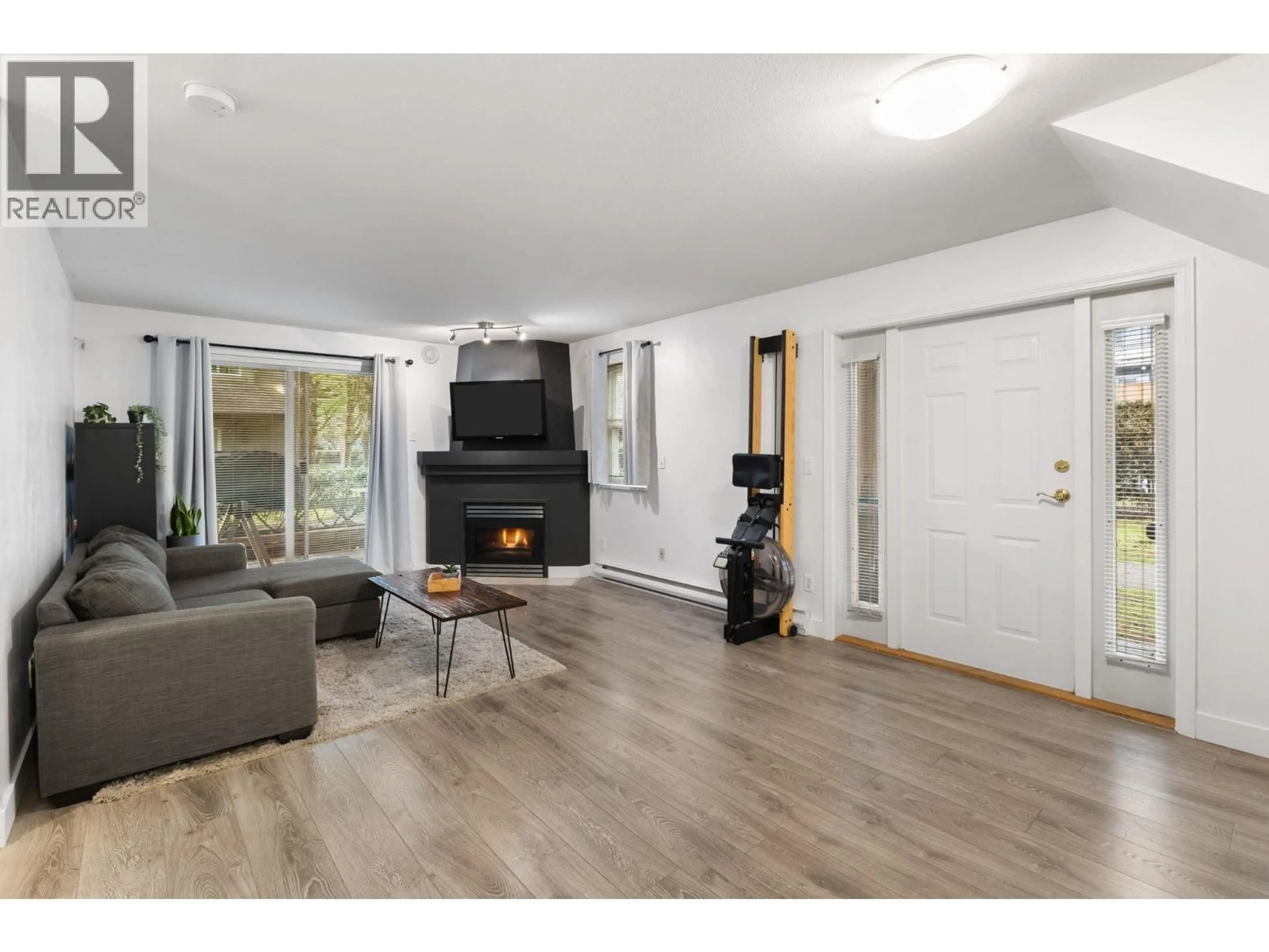 Living room with furniture, wood/laminate floor for 85 - 1561 BOOTH AVENUE, Coquitlam British Columbia V3K6Z9